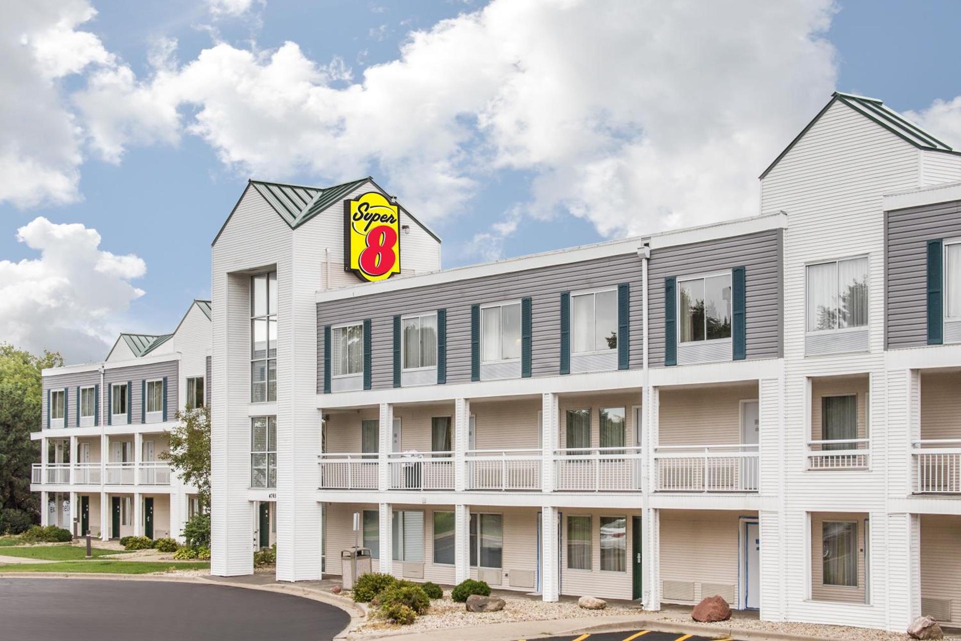 Super 8 by Wyndham Madison East photo 6