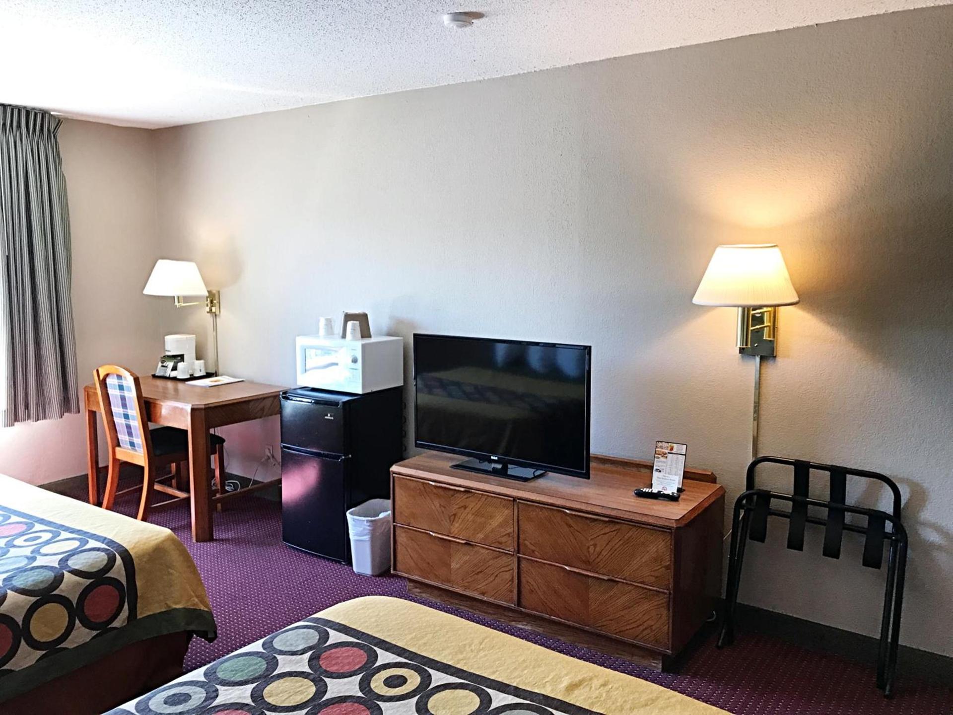 Super 8 by Wyndham Madison East photo 11
