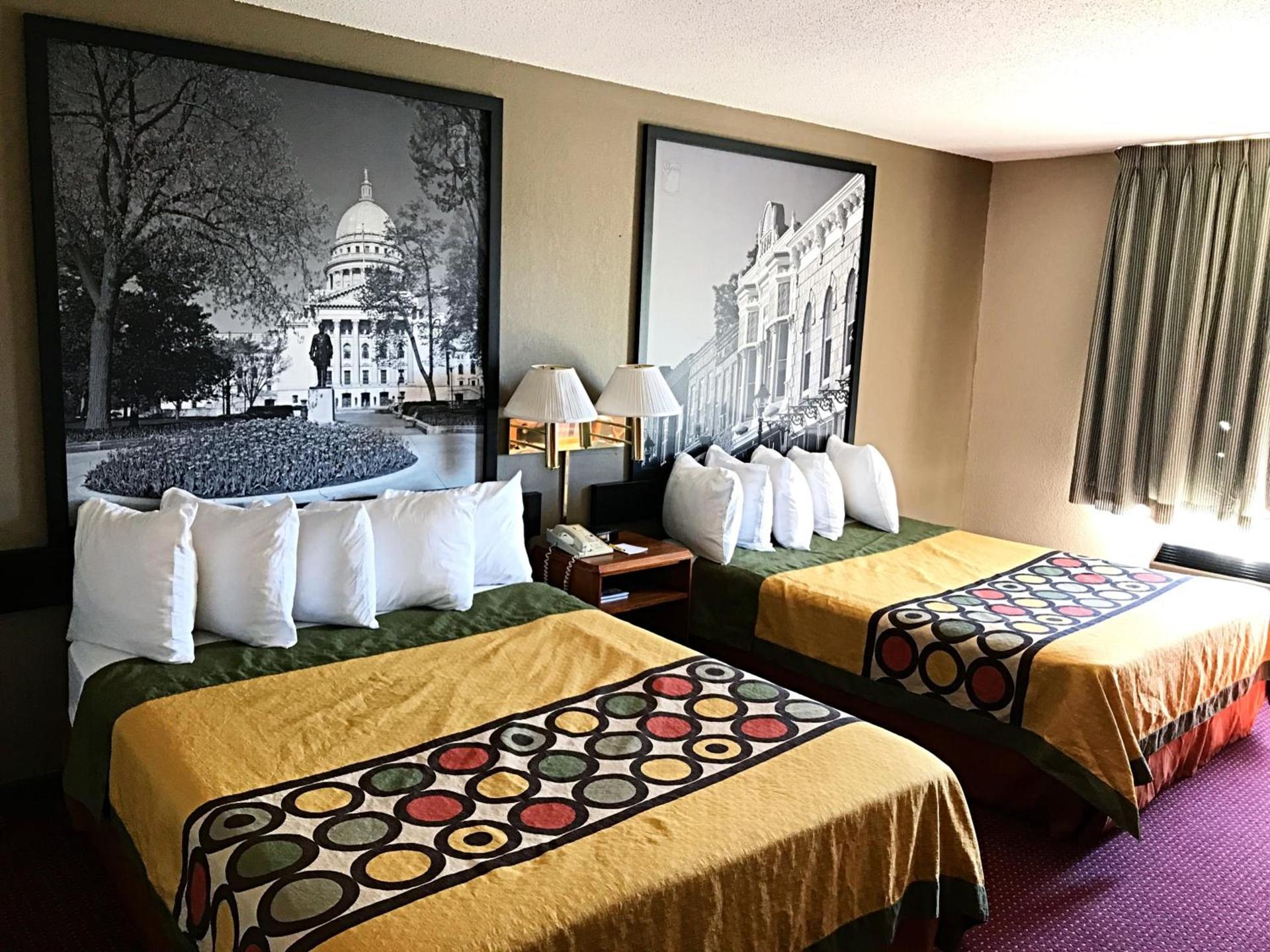 Super 8 by Wyndham Madison East photo 10