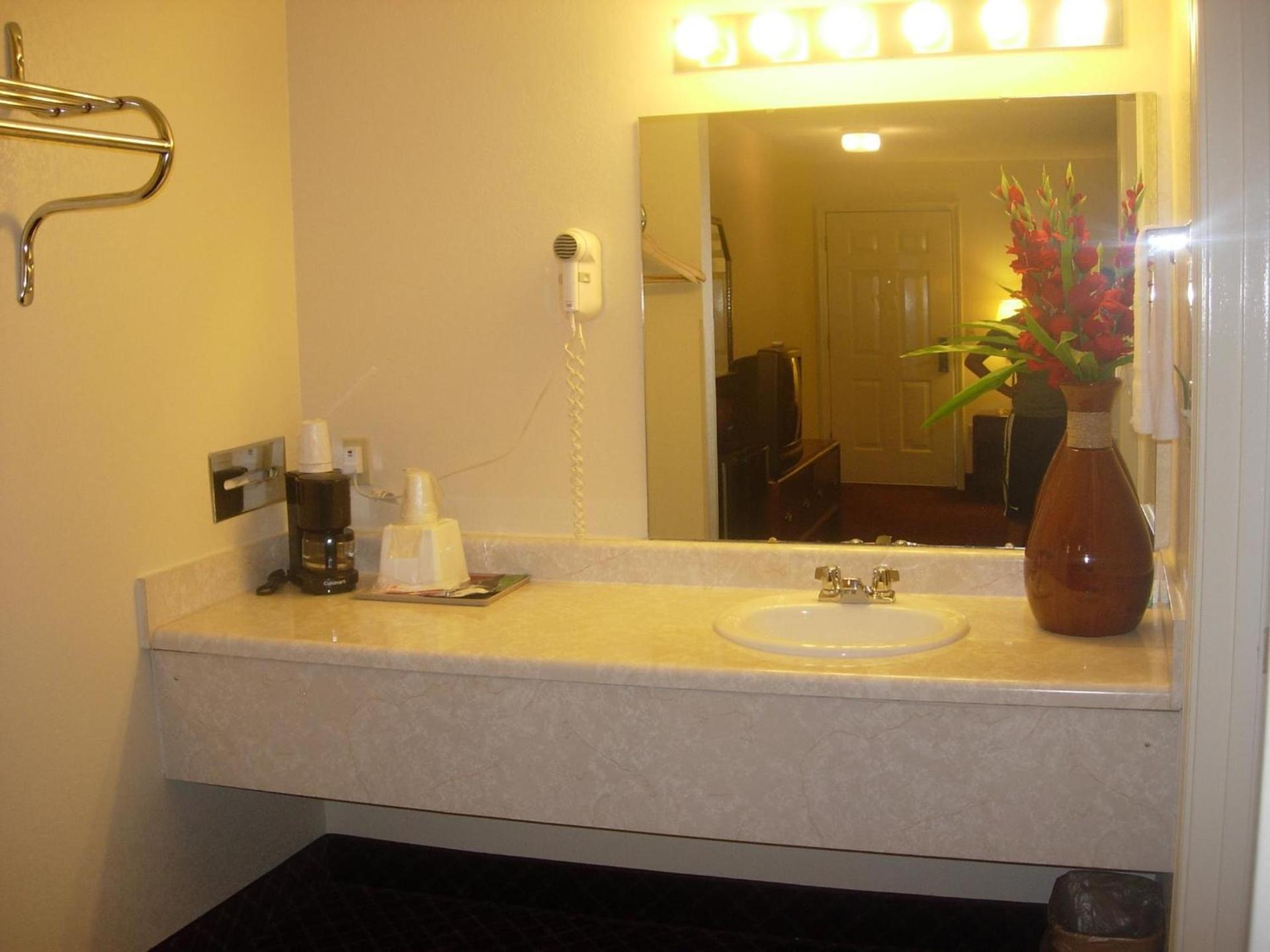 Western Inn & Suites photo 6