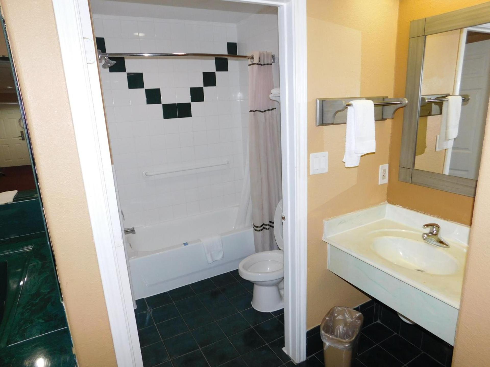 Regency Inn & Suites Beaumont photo 14