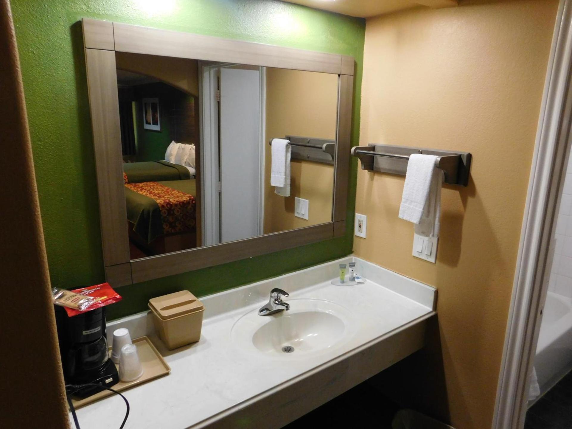Regency Inn & Suites Beaumont photo 20
