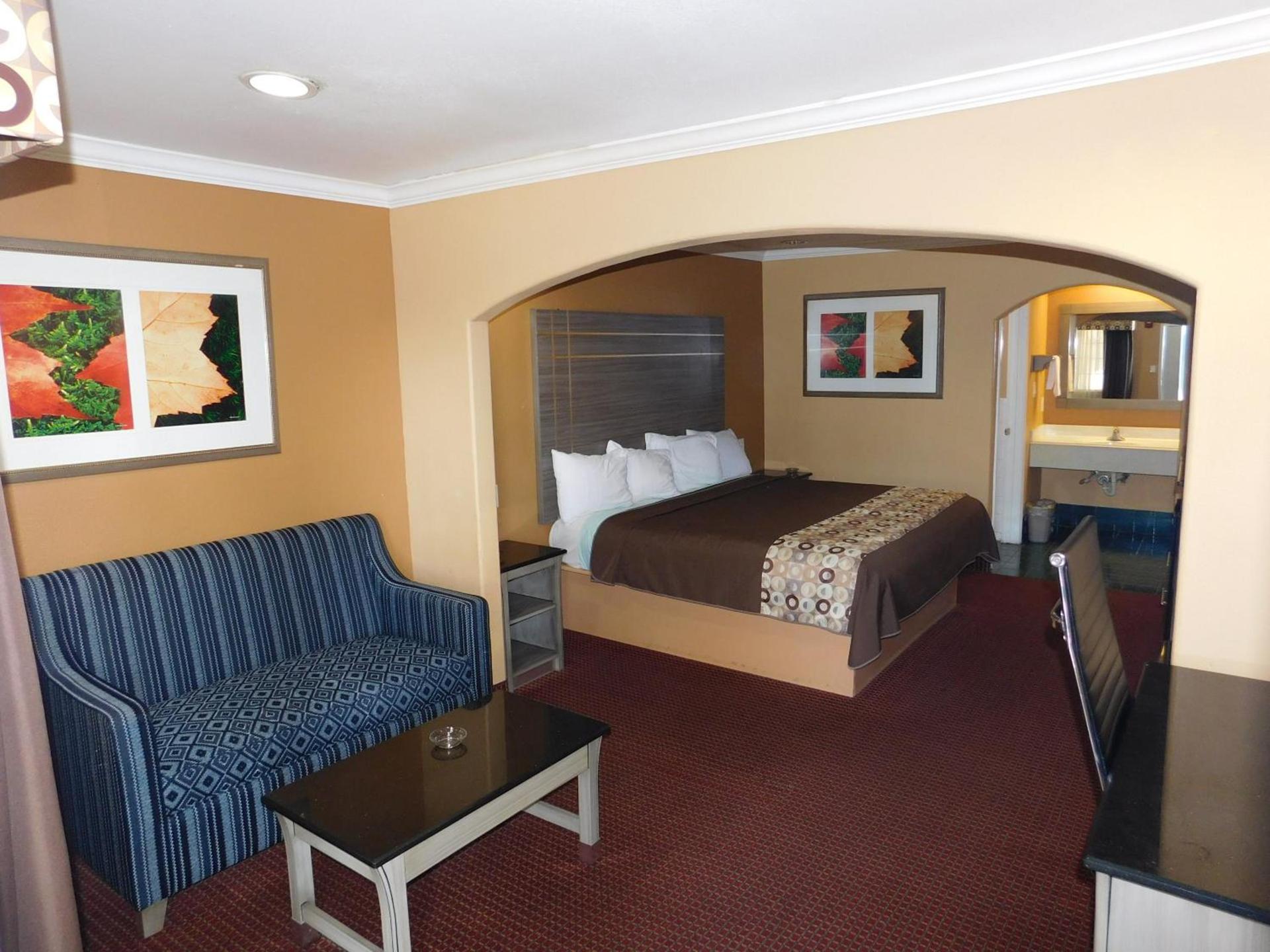 Regency Inn & Suites Beaumont photo 5