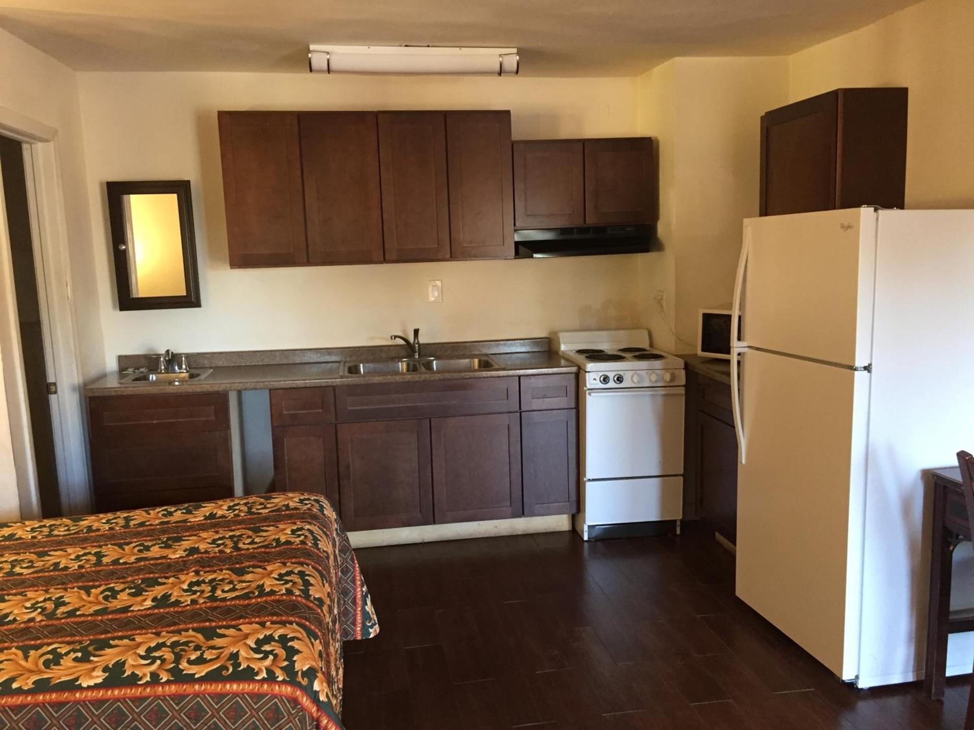 Colonial Pool & Spa Motel photo 19