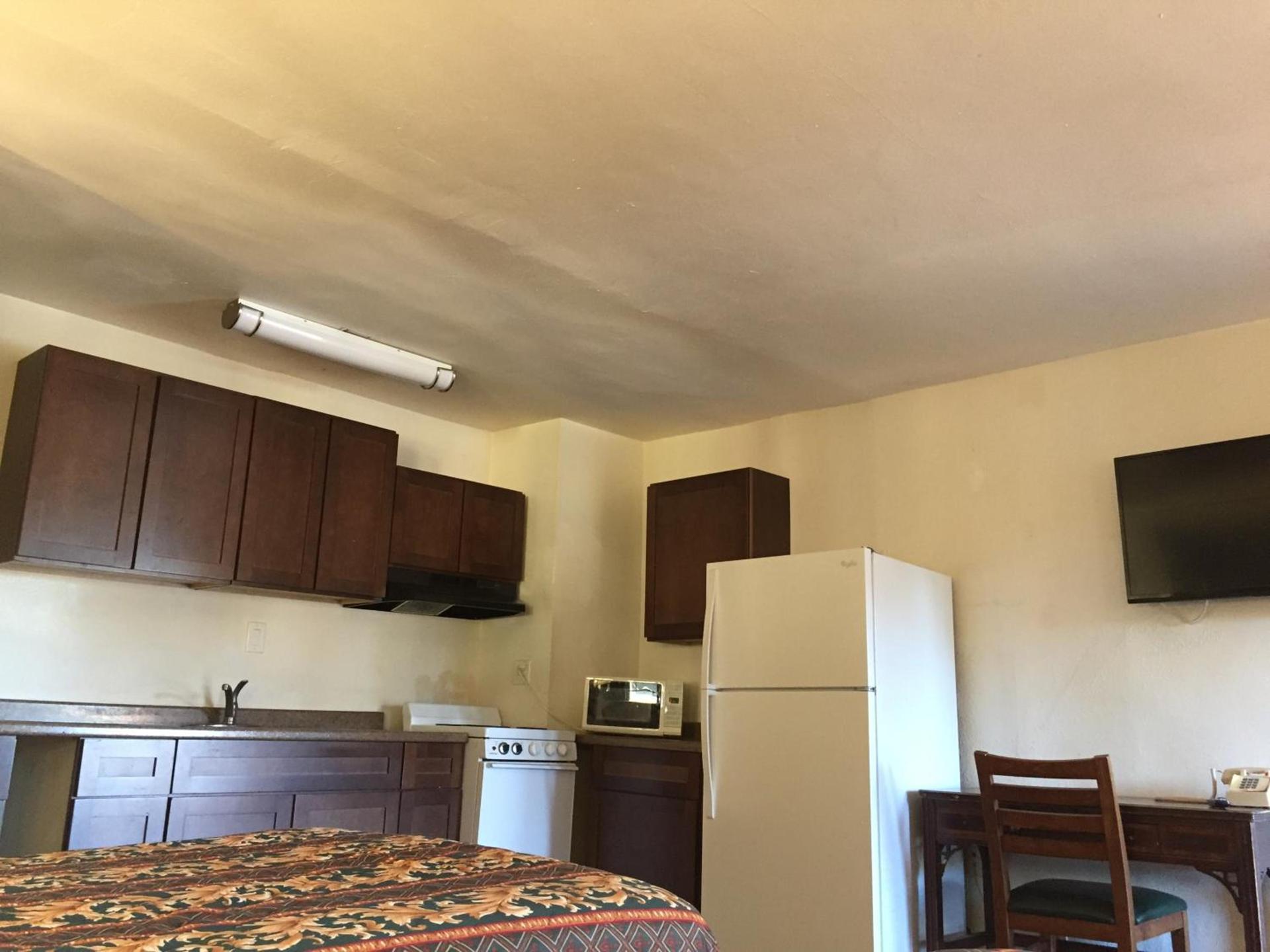 Colonial Pool & Spa Motel photo 7