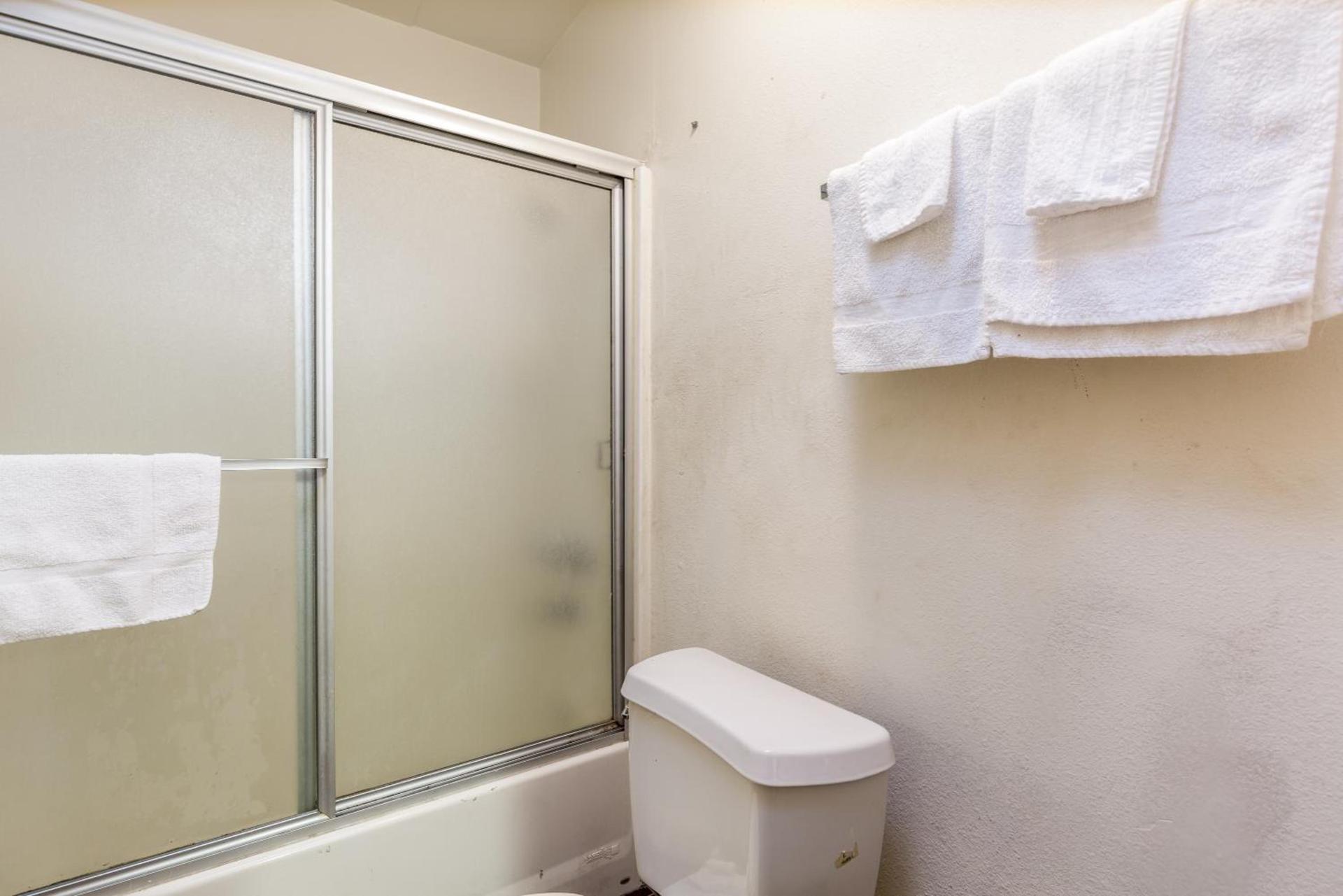 Colonial Pool & Spa Motel photo 12