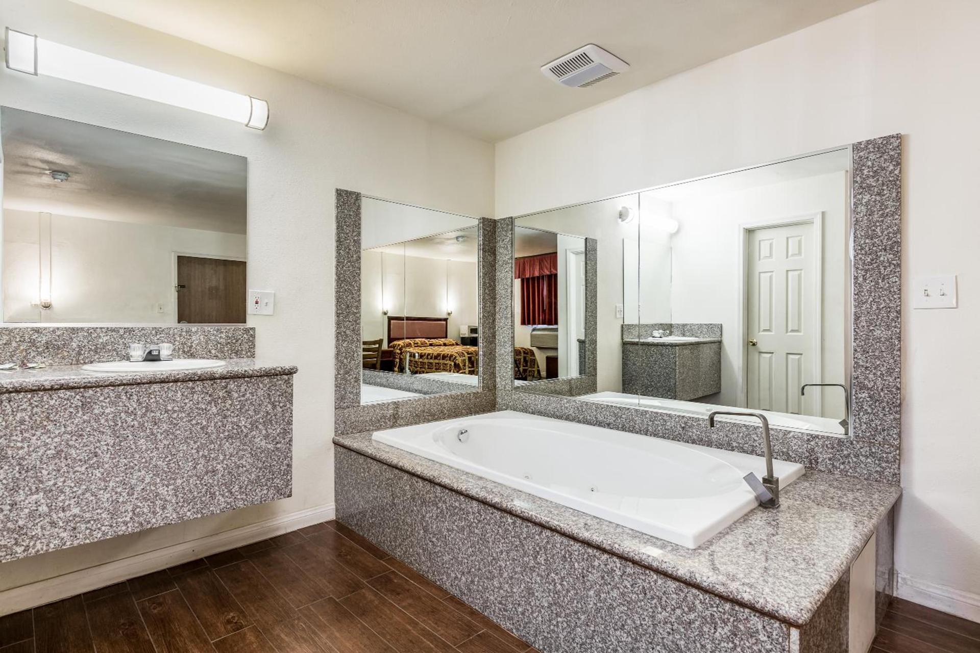 Colonial Pool & Spa Motel photo 22