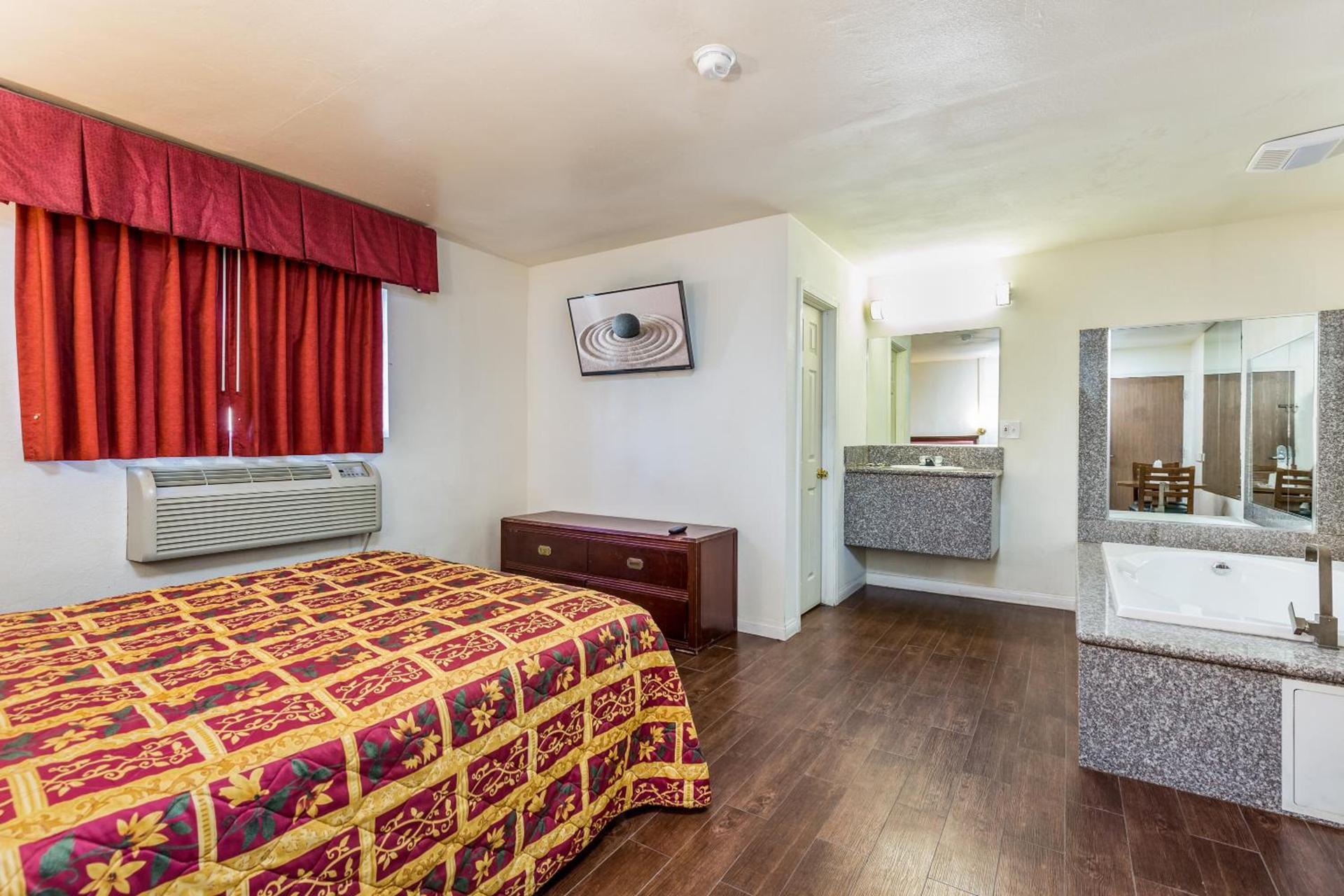 Colonial Pool & Spa Motel photo 10