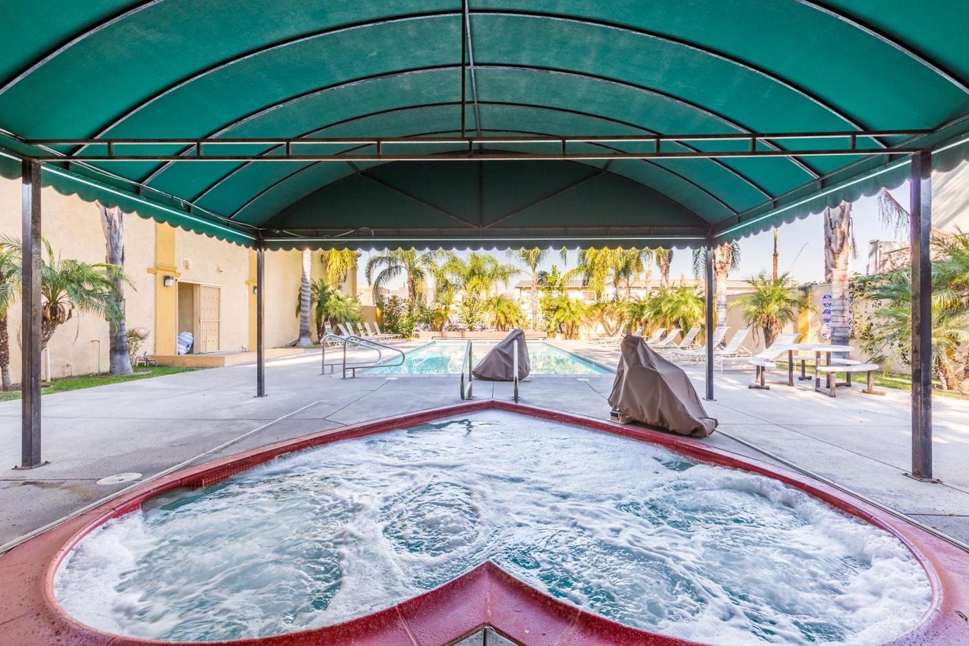 Colonial Pool & Spa Motel photo 16