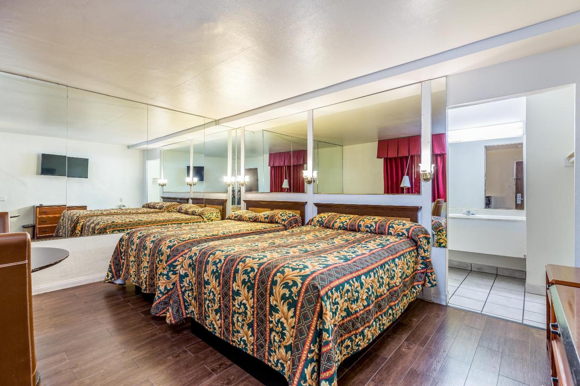 Colonial Pool & Spa Motel photo 8