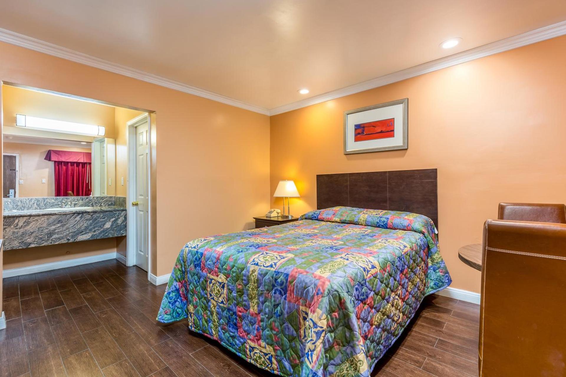 Colonial Pool & Spa Motel photo 9