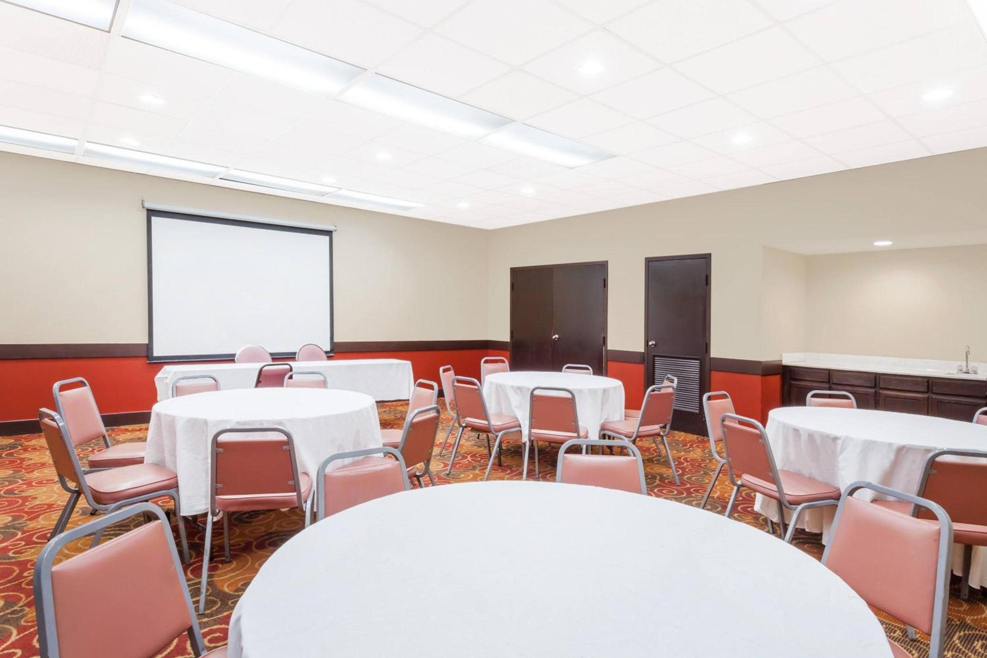 Days Inn & Suites by Wyndham SE Columbia Ft Jackson photo 26