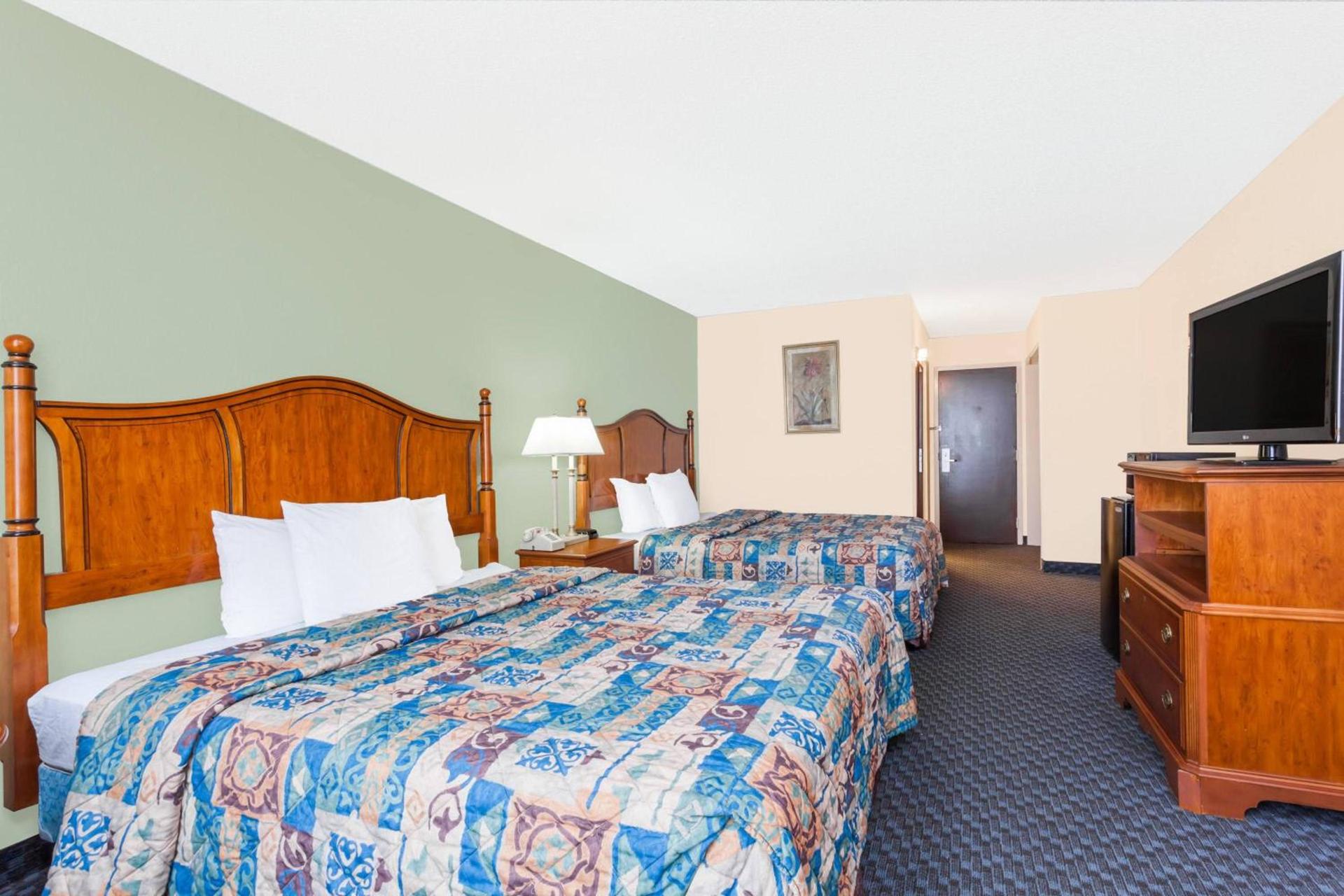 Days Inn & Suites by Wyndham SE Columbia Ft Jackson photo 5