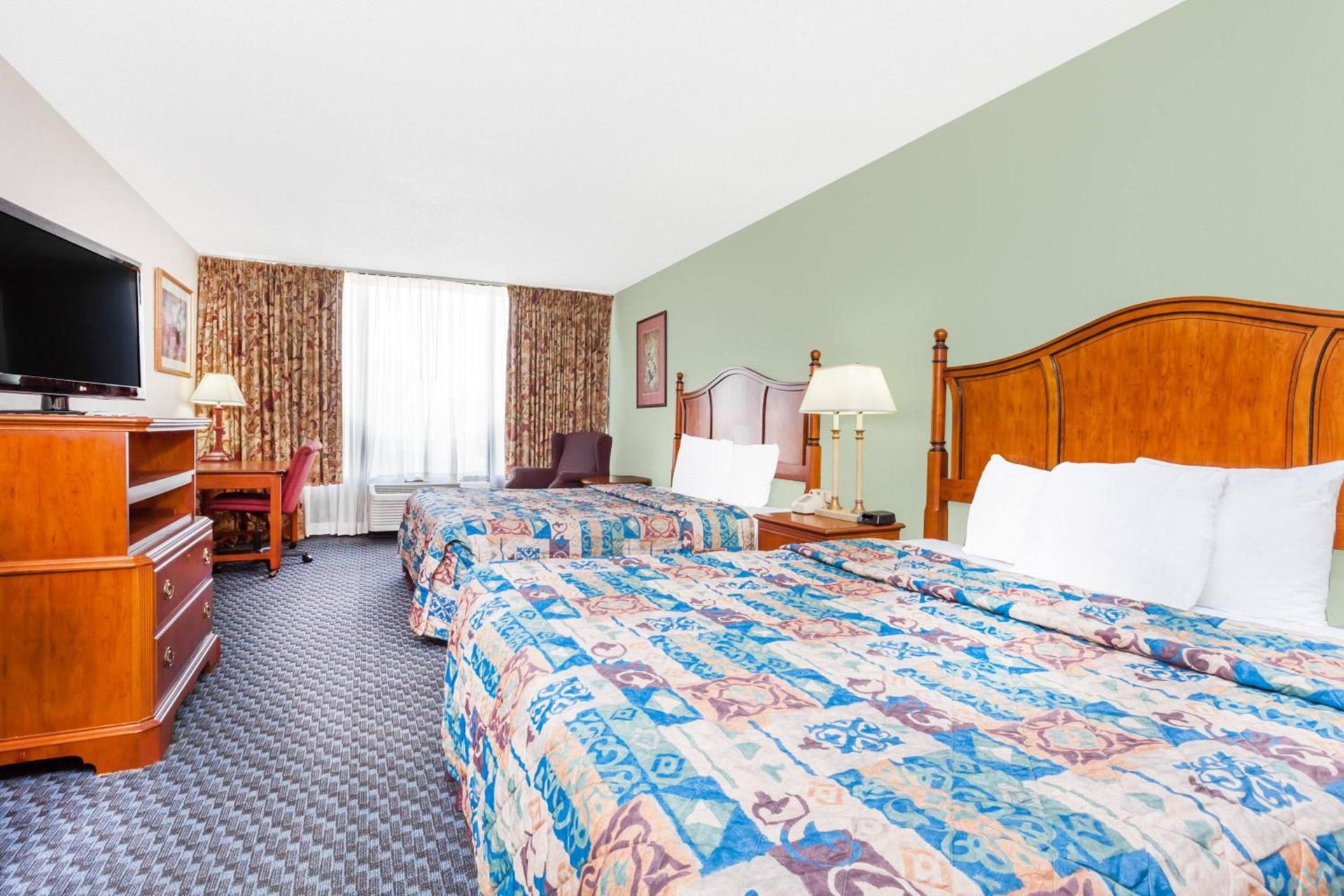 Days Inn & Suites by Wyndham SE Columbia Ft Jackson photo 14