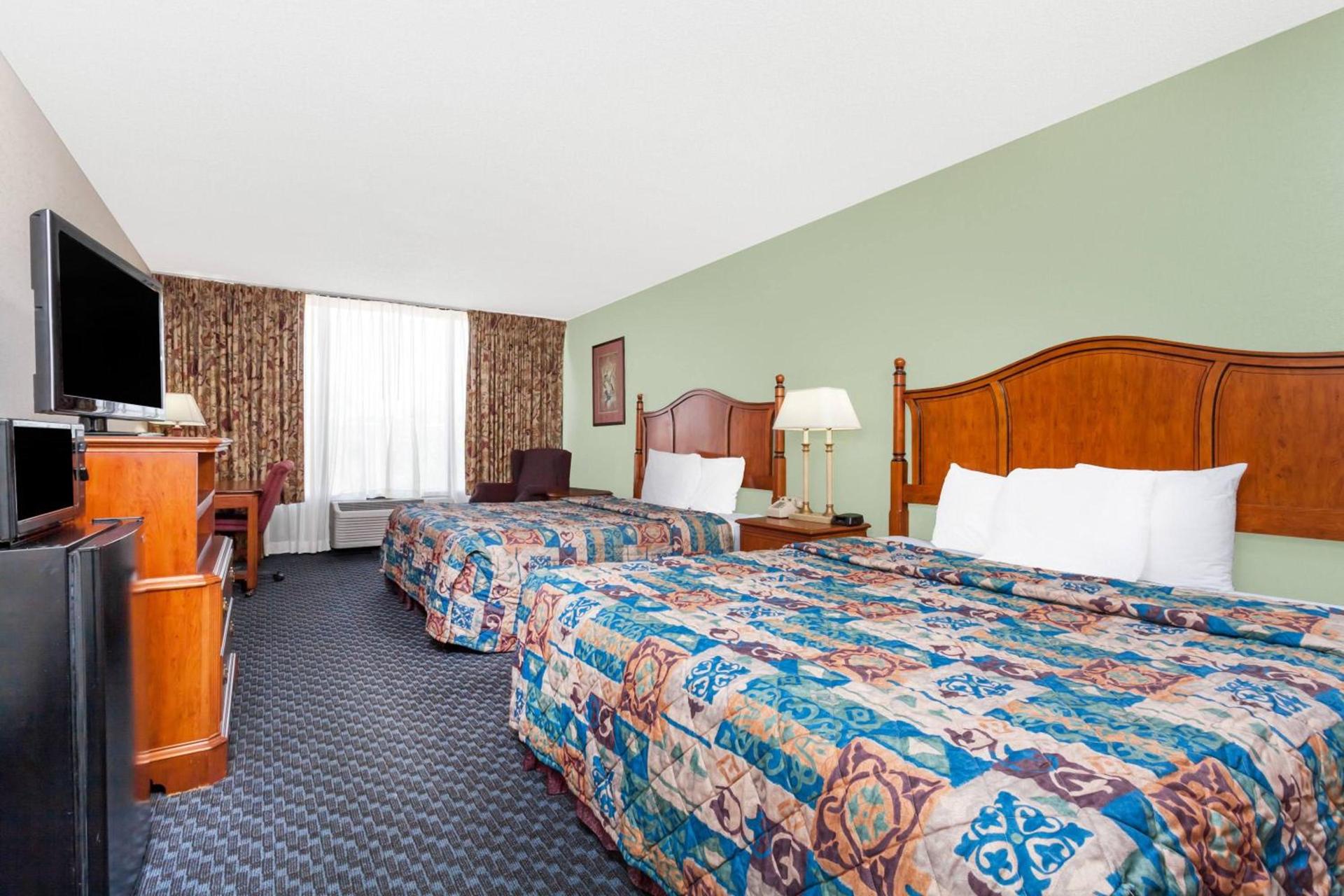 Days Inn & Suites by Wyndham SE Columbia Ft Jackson photo 17