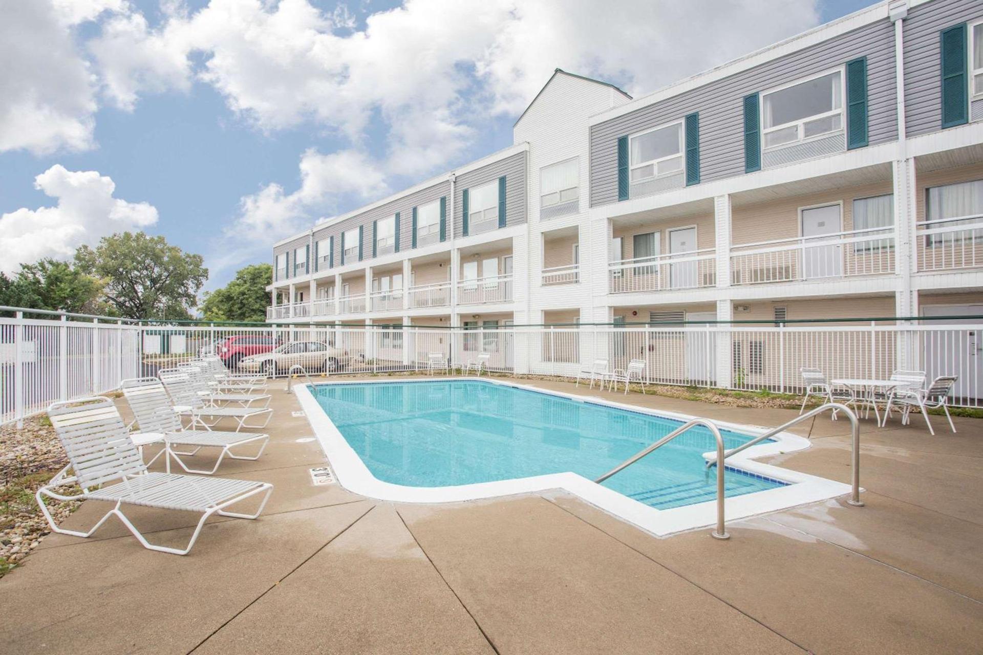 Super 8 by Wyndham Madison East photo 7