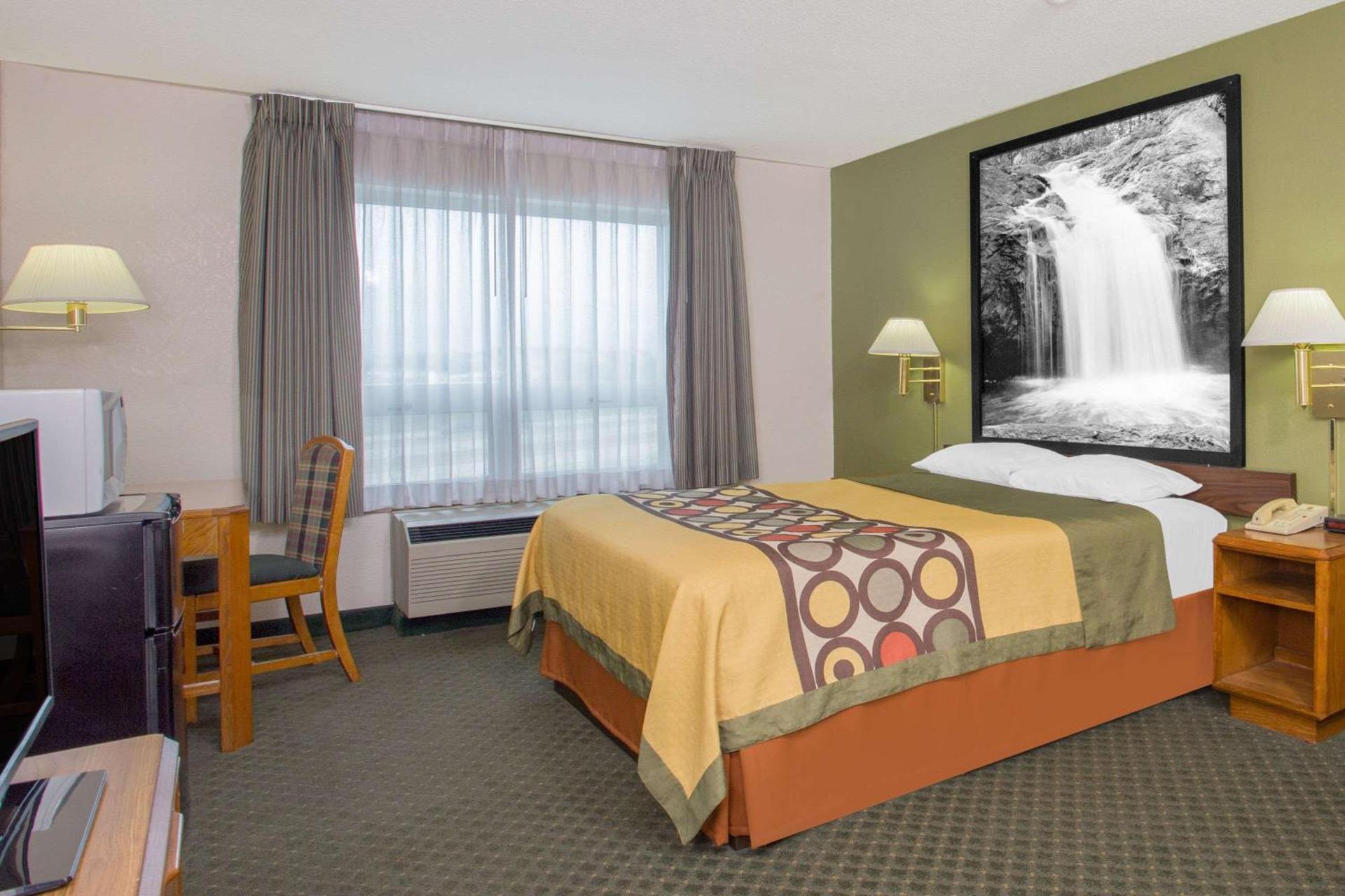 Super 8 by Wyndham Madison East photo 16