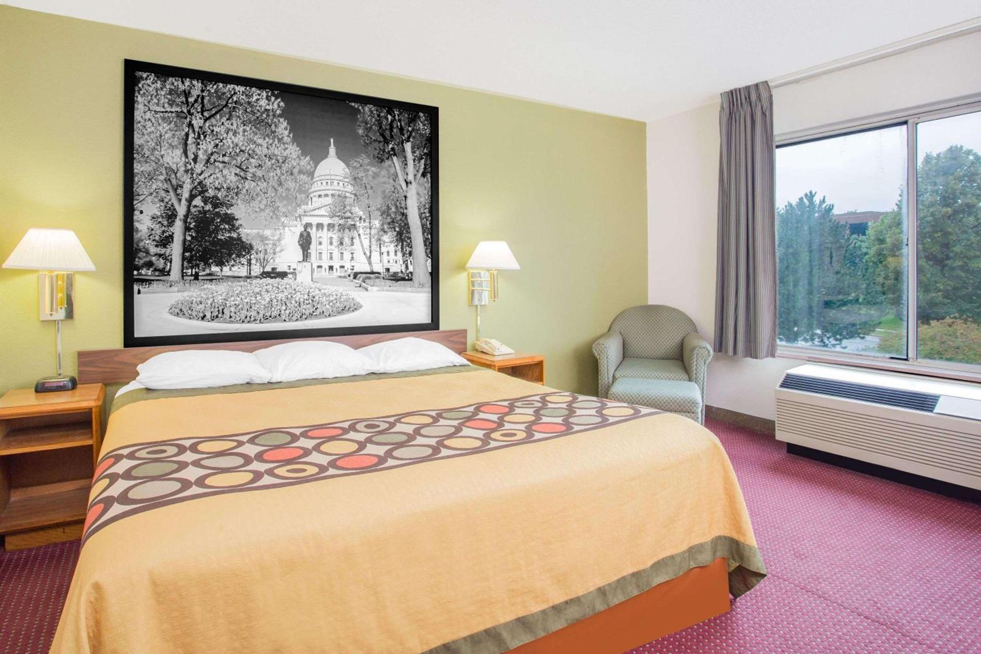 Super 8 by Wyndham Madison East photo 9