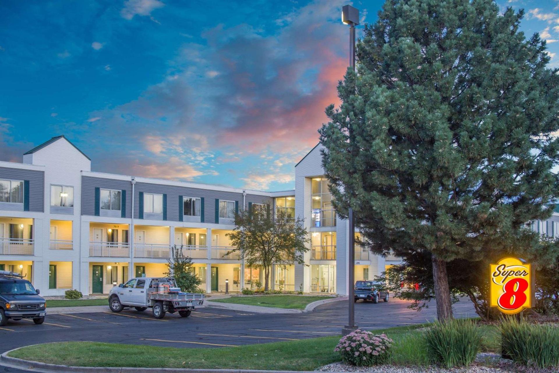 Super 8 by Wyndham Madison East photo 4