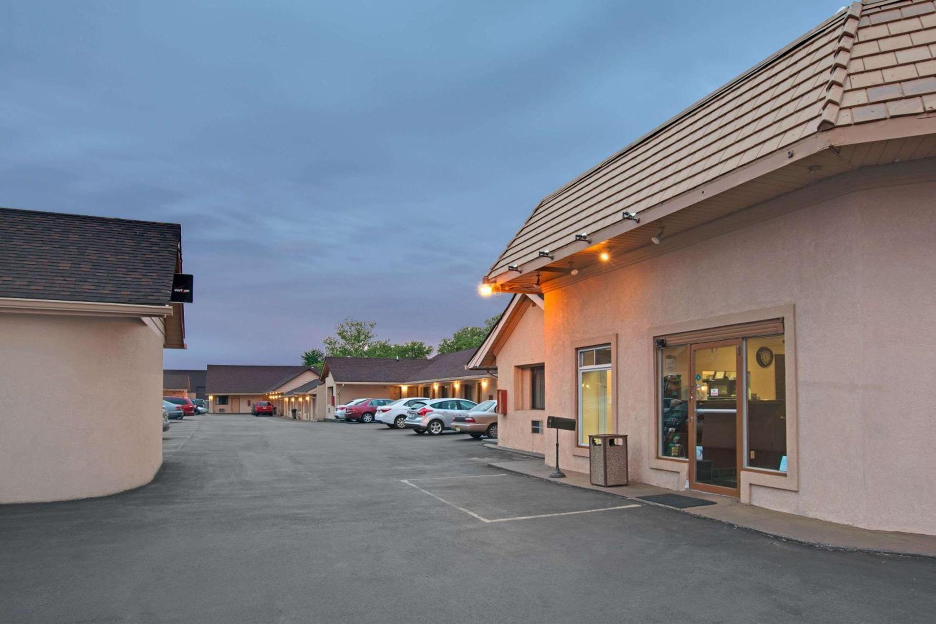 Knights Inn of Pine Brook photo 15