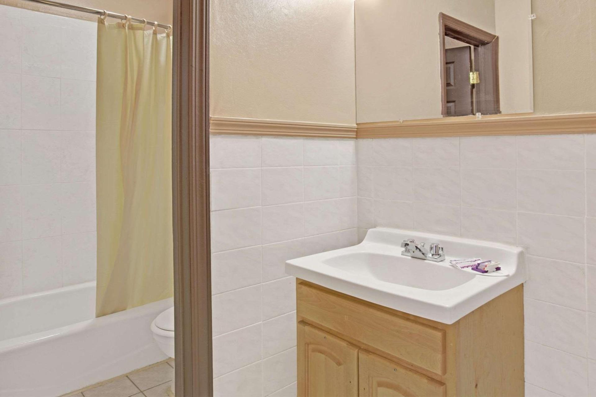 Knights Inn of Pine Brook photo 13