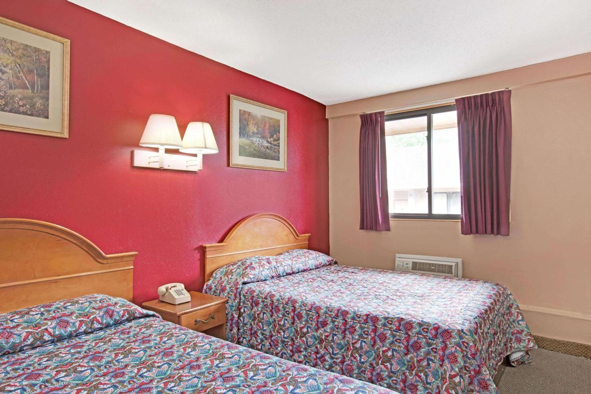 Knights Inn of Pine Brook photo 5