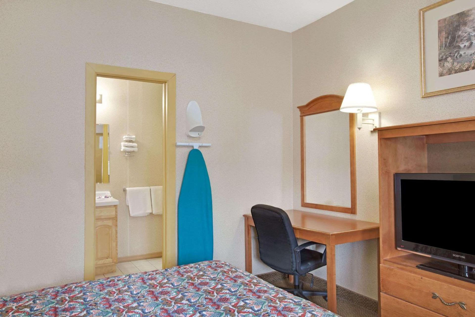 Knights Inn of Pine Brook photo 3