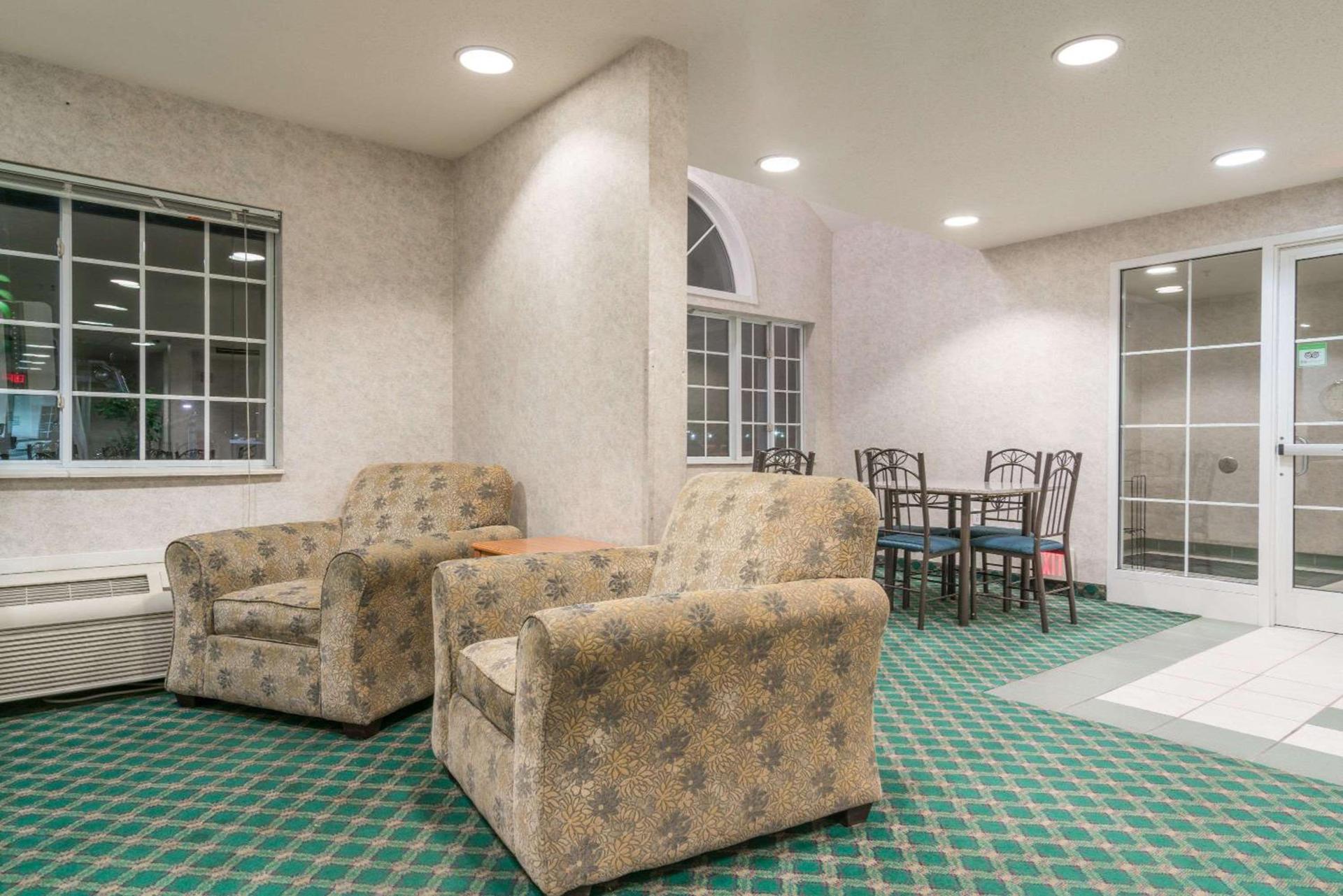 Super 8 by Wyndham Fargo Airport photo 9