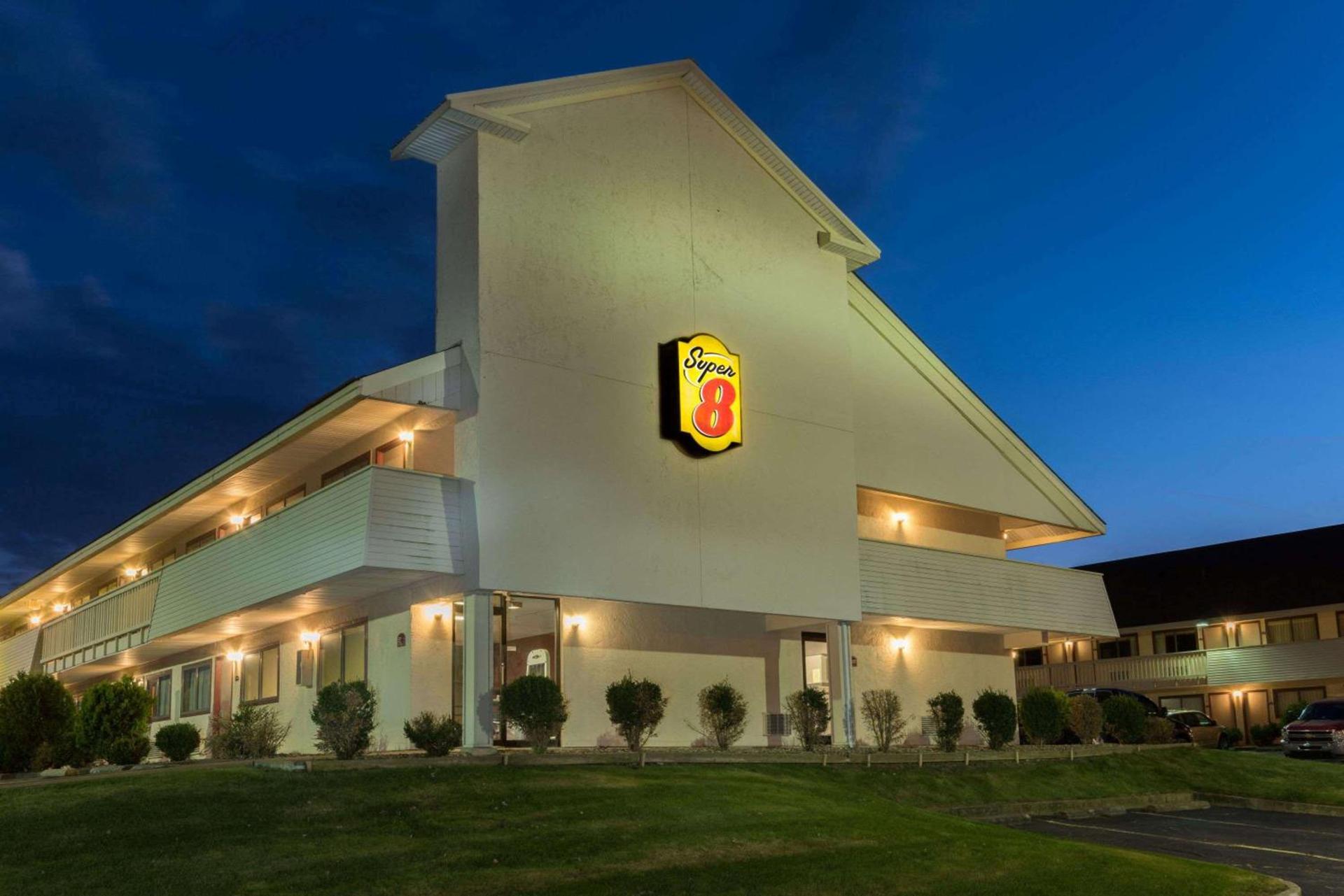 Super 8 by Wyndham Strongsville/Cleveland photo 2