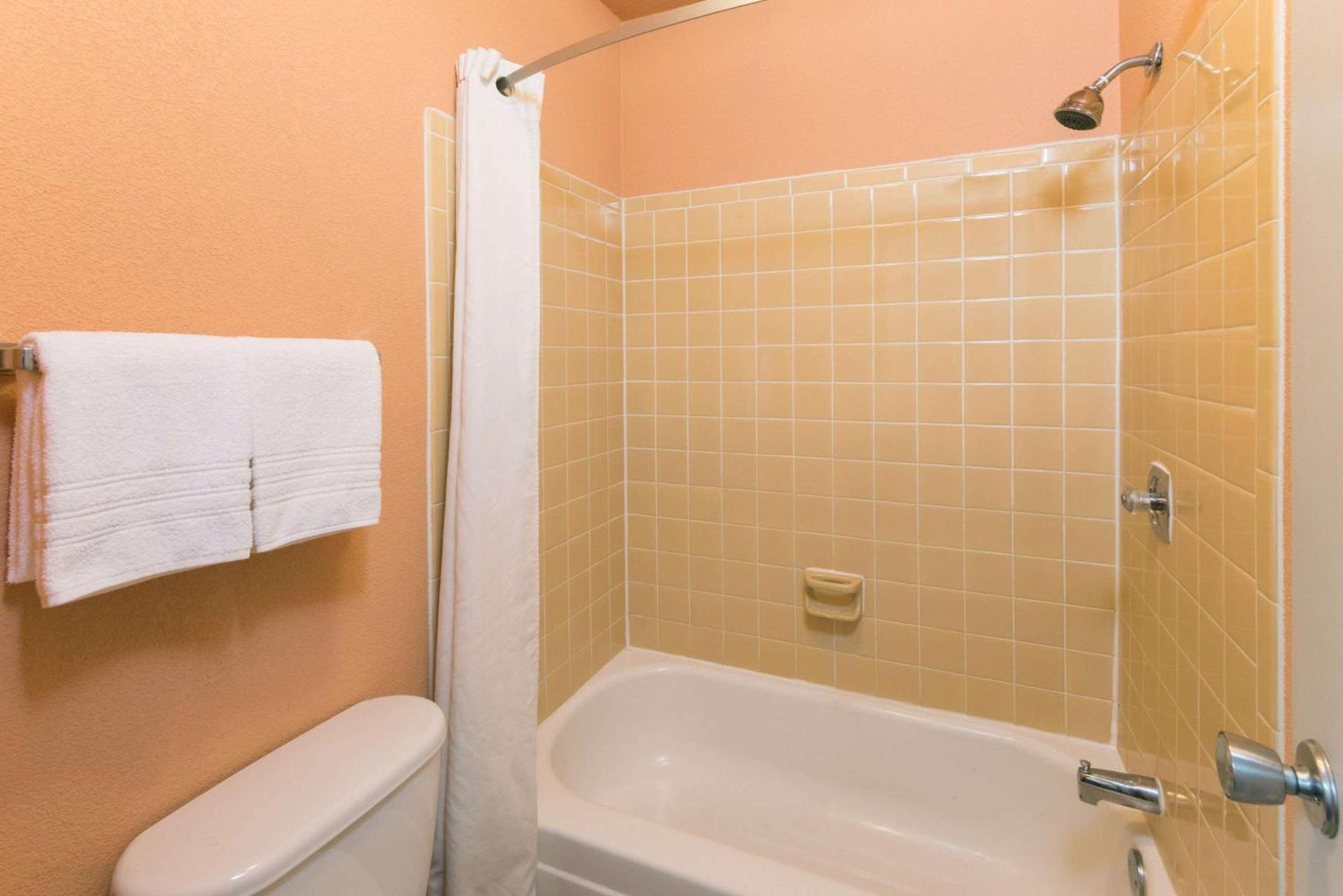 Super 8 by Wyndham Strongsville/Cleveland photo 11