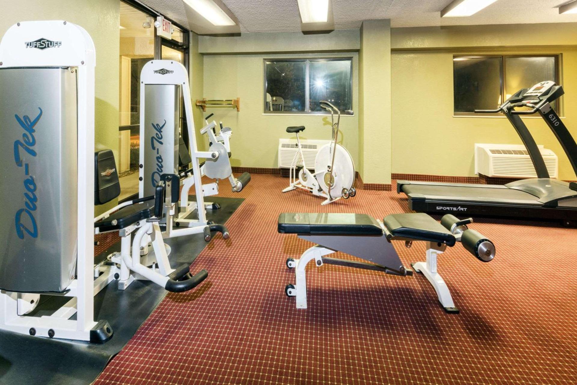 Super 8 by Wyndham Strongsville/Cleveland photo 5
