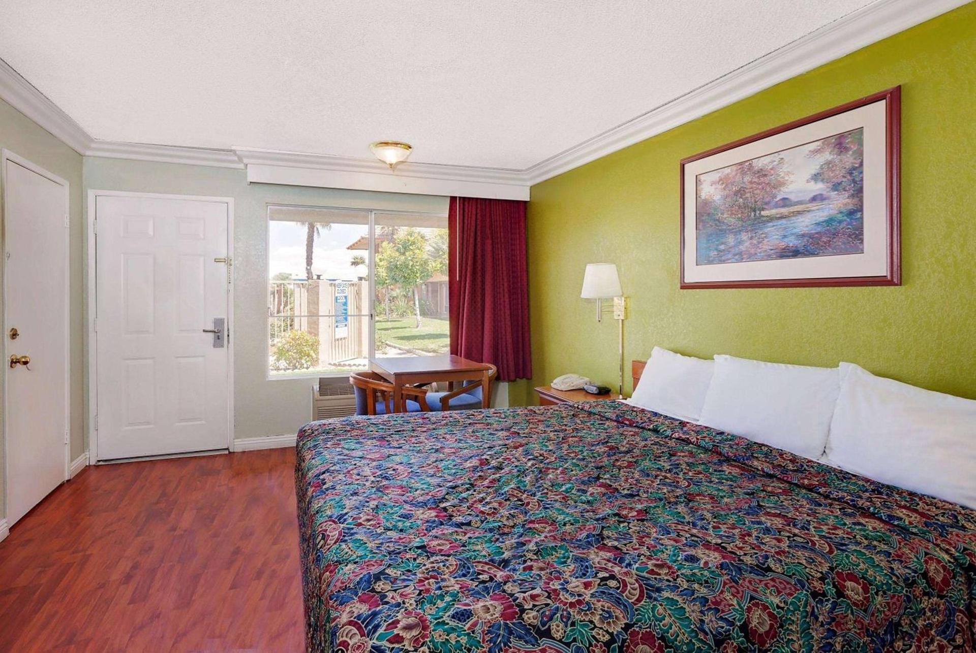 Knights Inn Palmdale photo 9