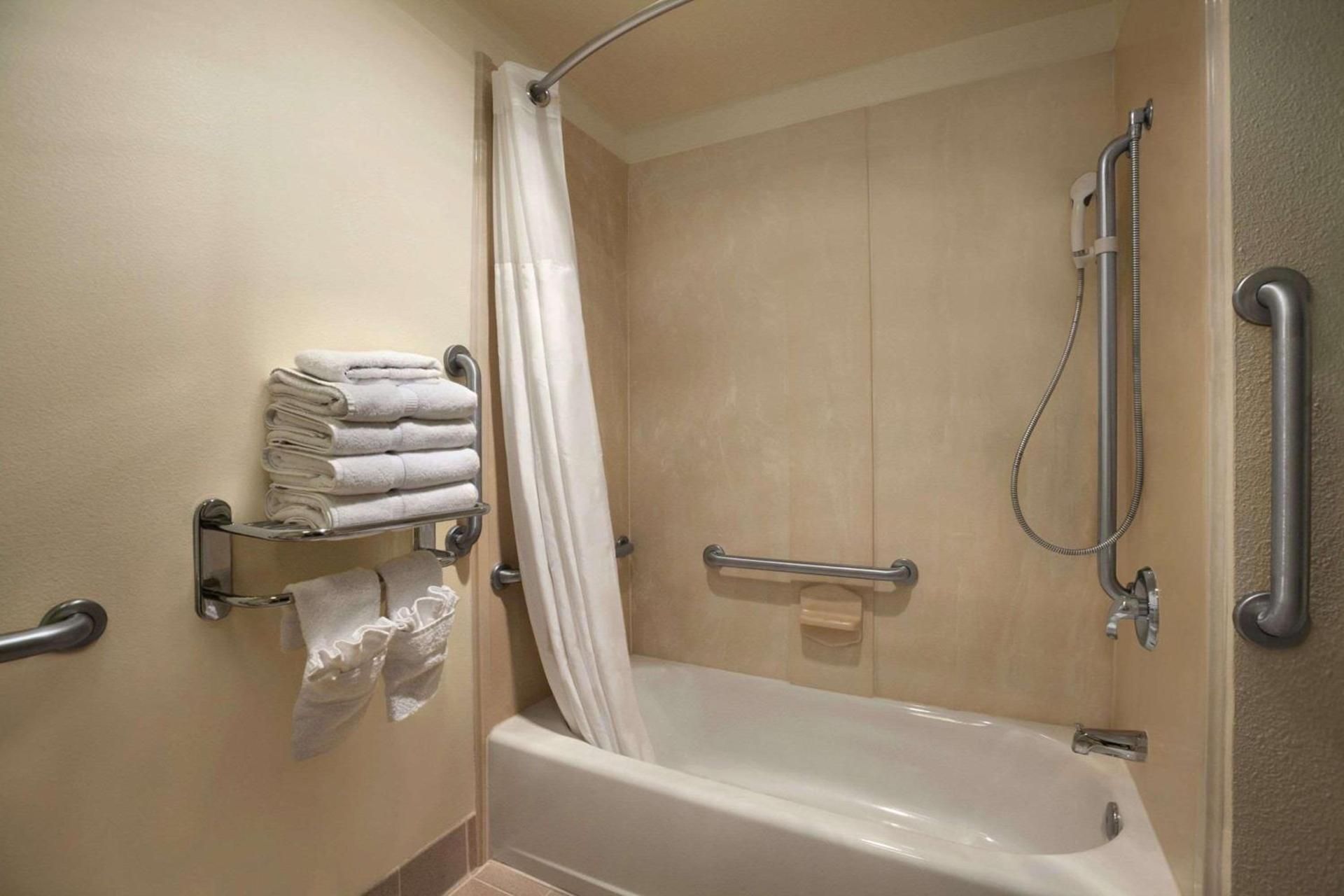 Ramada by Wyndham Williams photo 16