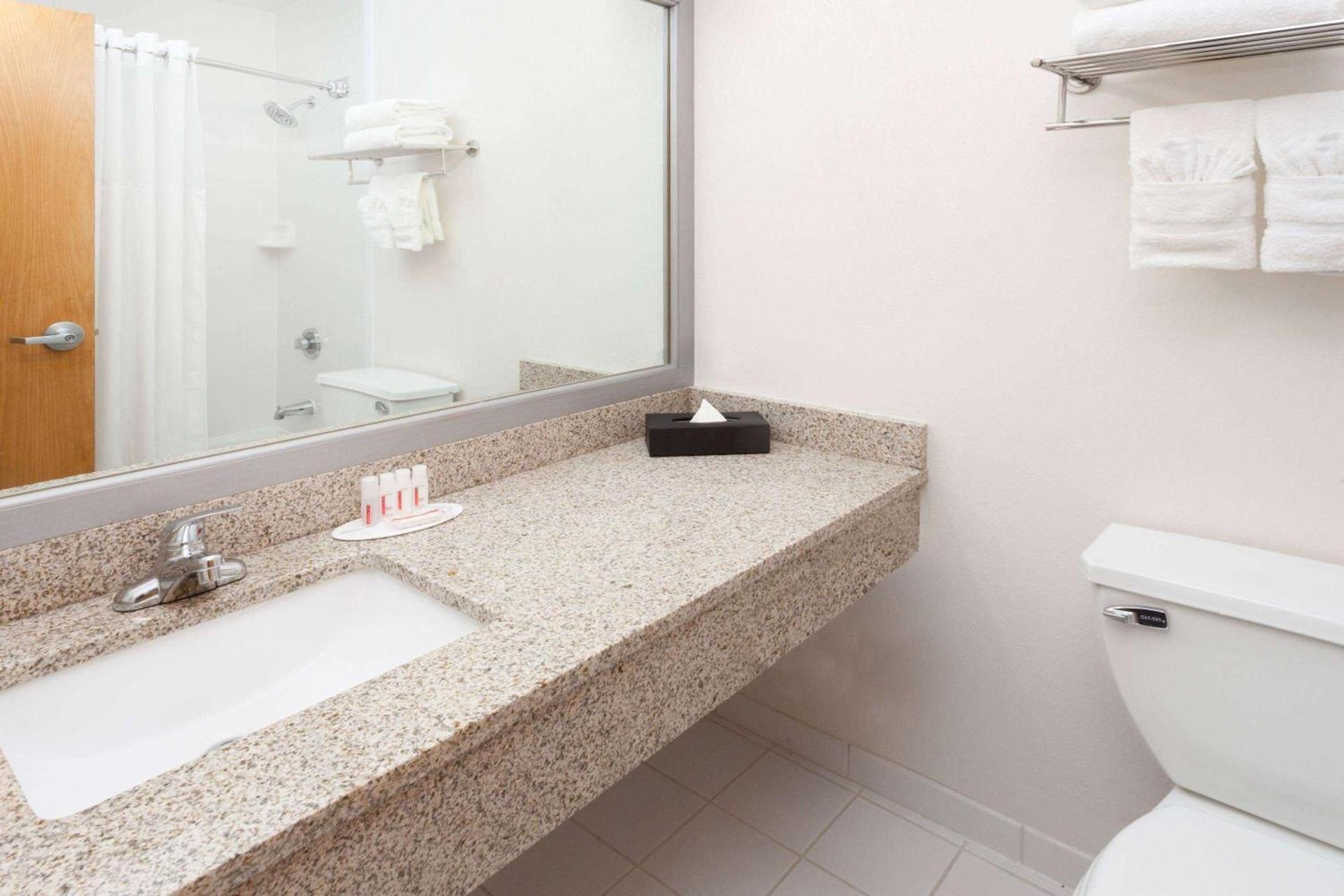 Ramada Plaza by Wyndham Chicago North Shore photo 14