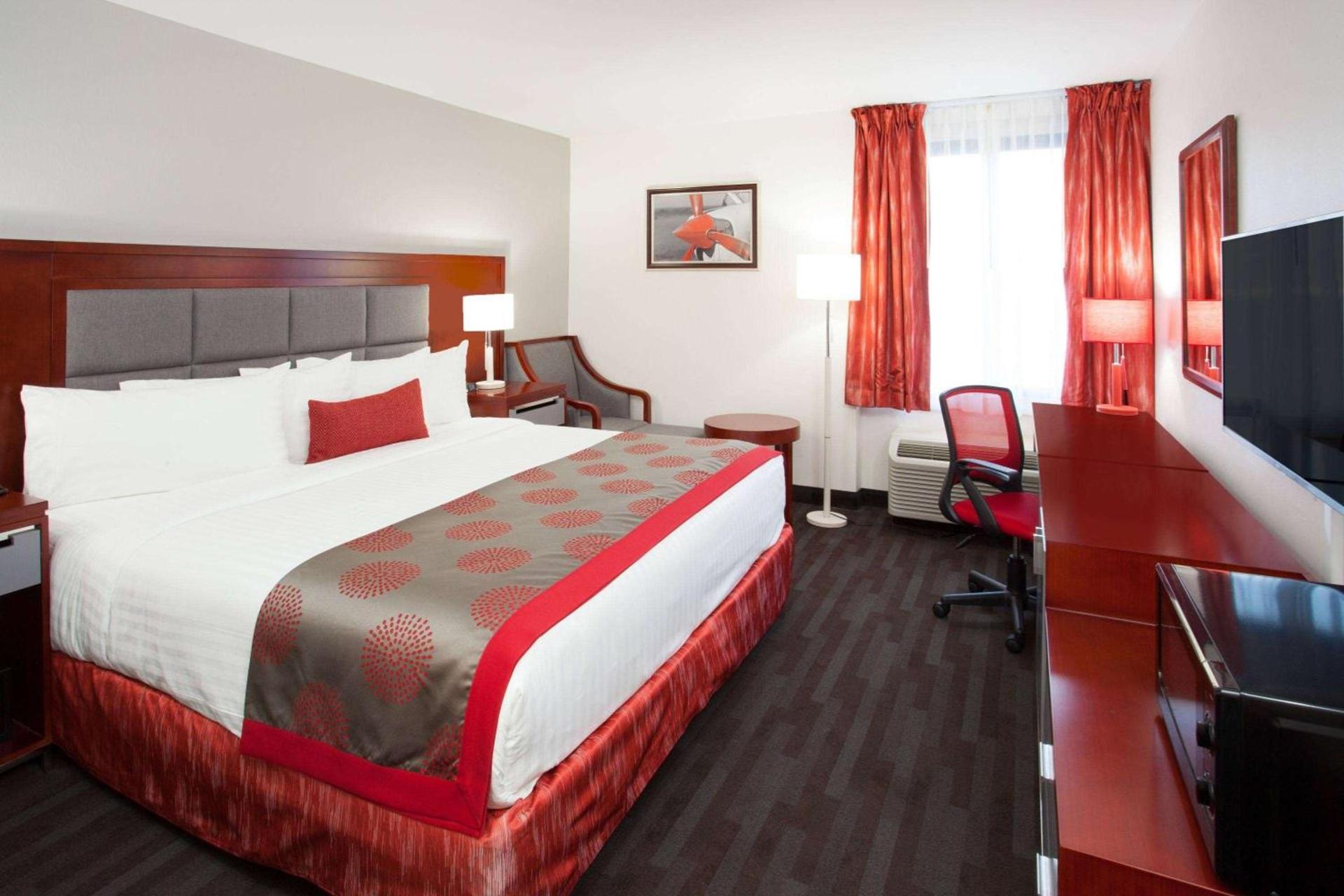 Ramada Plaza by Wyndham Chicago North Shore photo 11