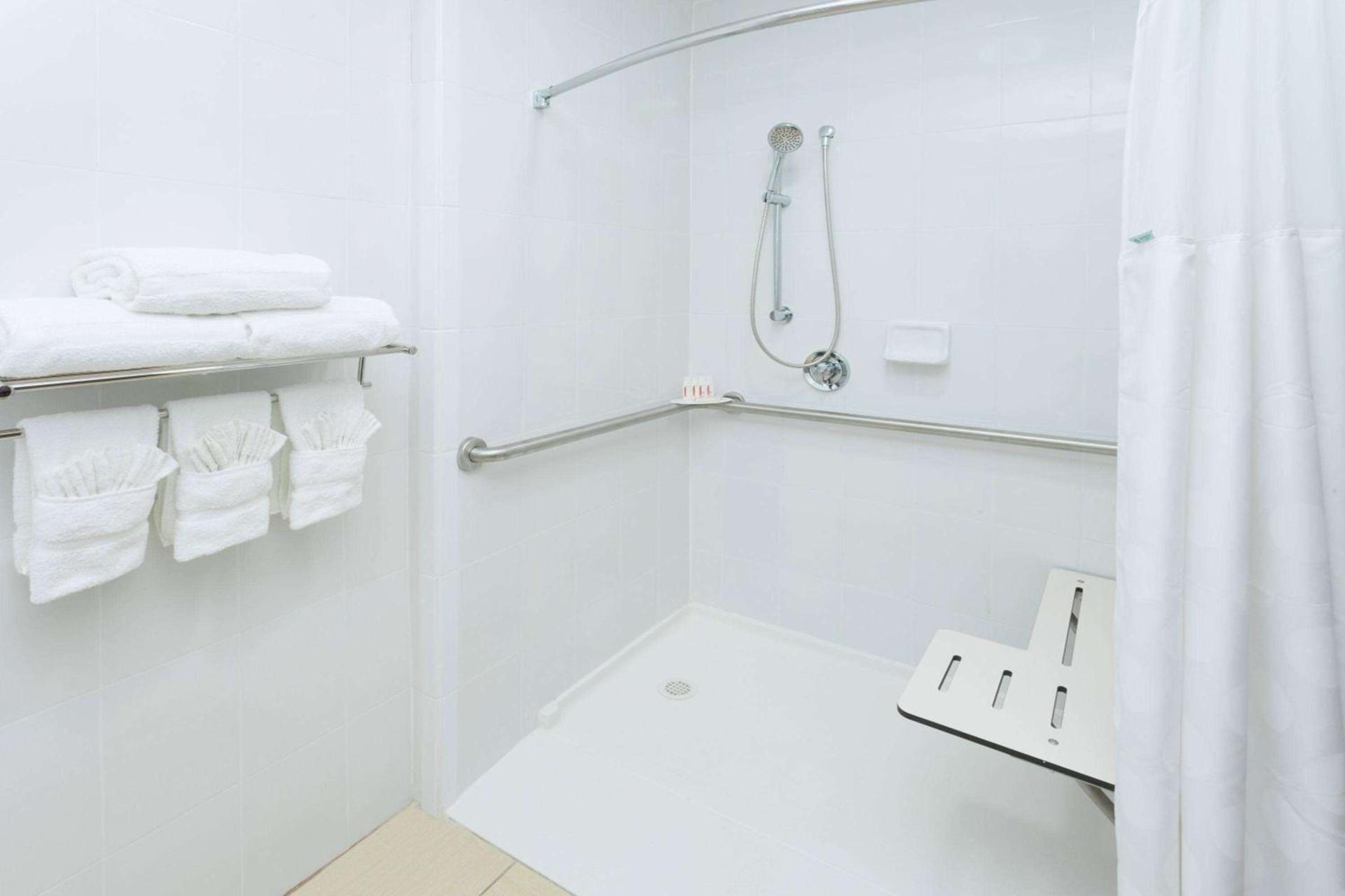 Ramada Plaza by Wyndham Chicago North Shore photo 16