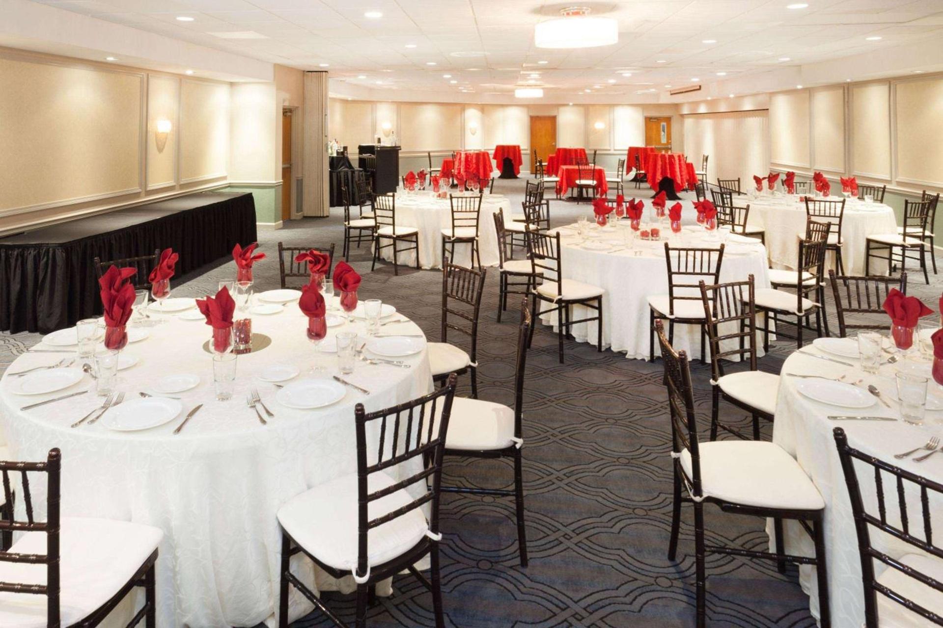 Ramada Plaza by Wyndham Chicago North Shore photo 26