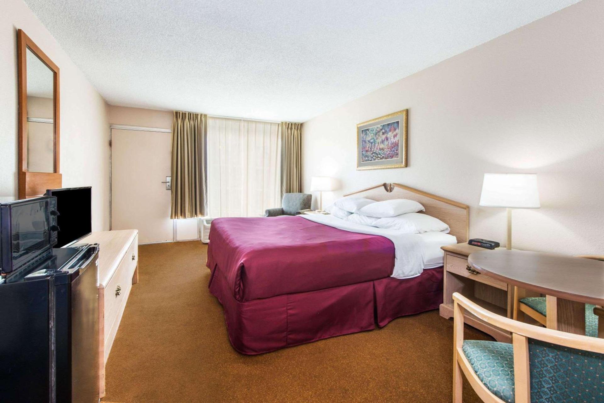 Days Inn by Wyndham Elizabethtown photo 4