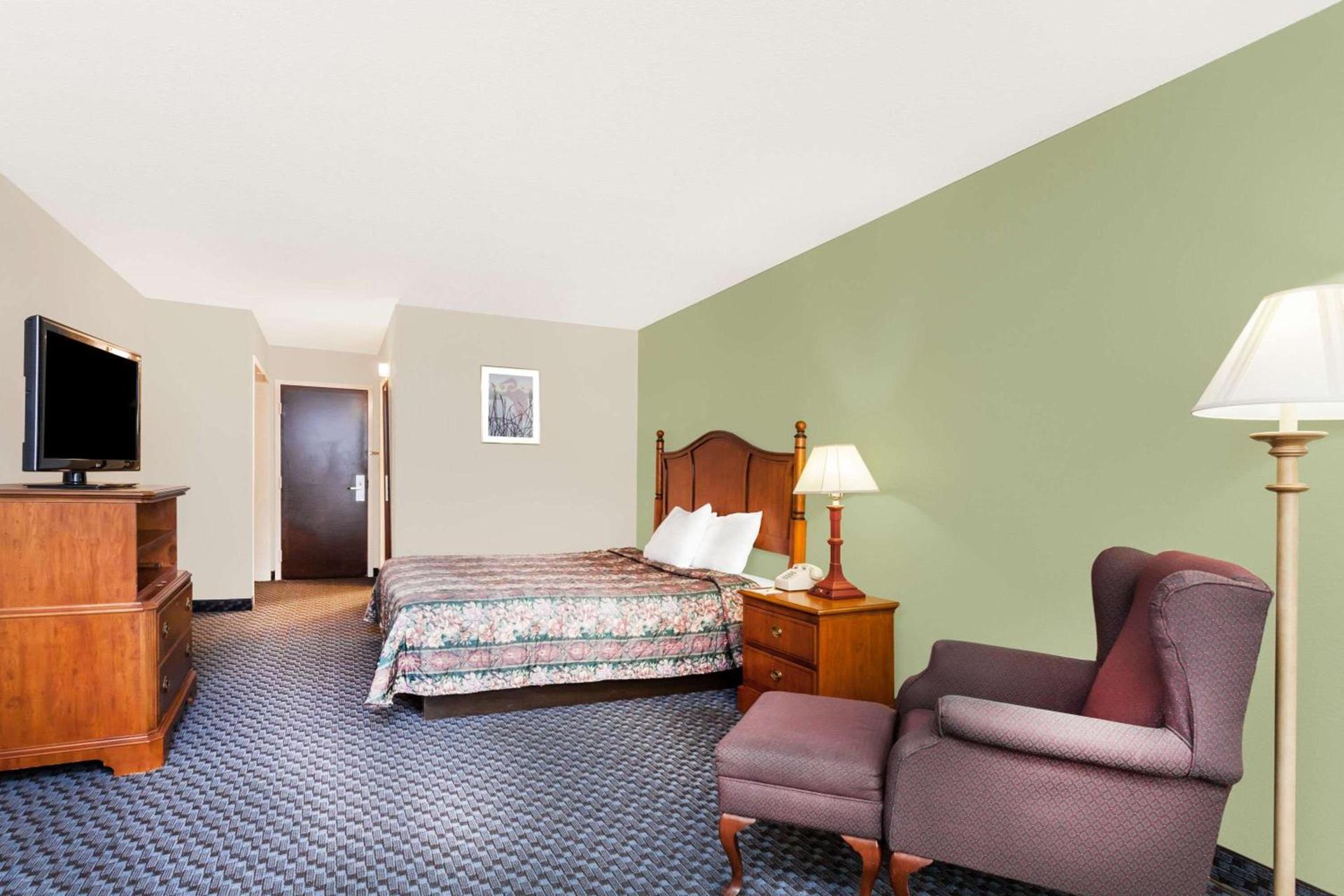 Days Inn & Suites by Wyndham SE Columbia Ft Jackson photo 7