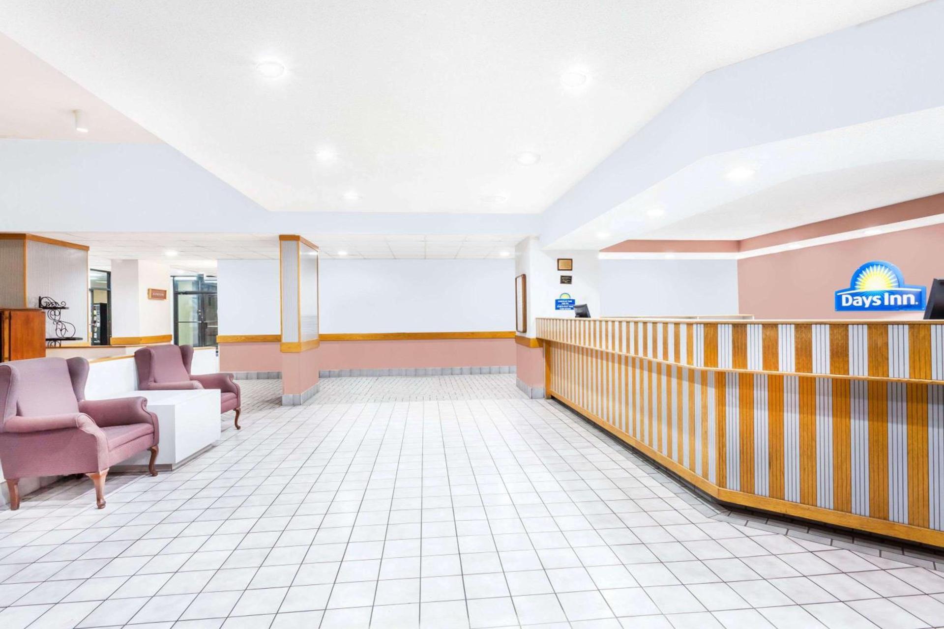 Days Inn & Suites by Wyndham SE Columbia Ft Jackson photo 31