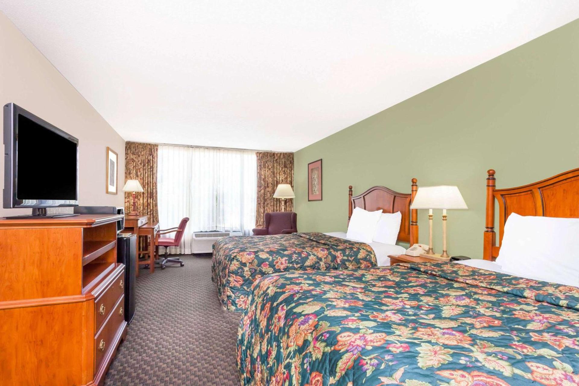 Days Inn & Suites by Wyndham SE Columbia Ft Jackson photo 16