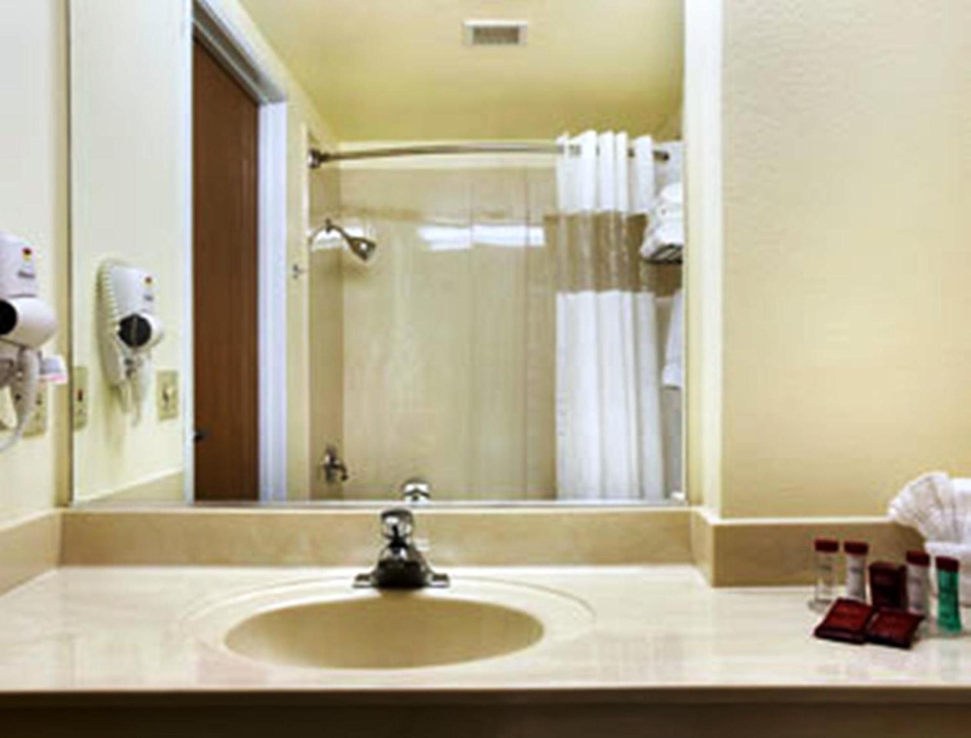 Ramada by Wyndham Williams photo 15