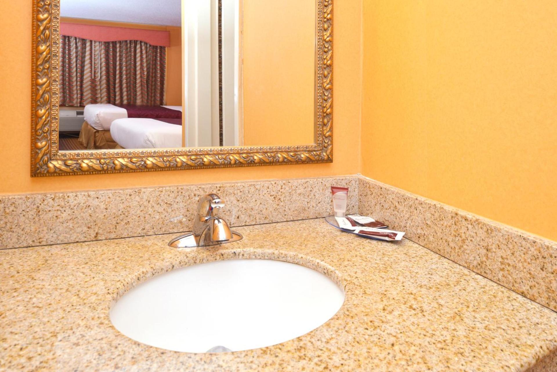 Americas Best Value Inn Smithtown/Long Island photo 5