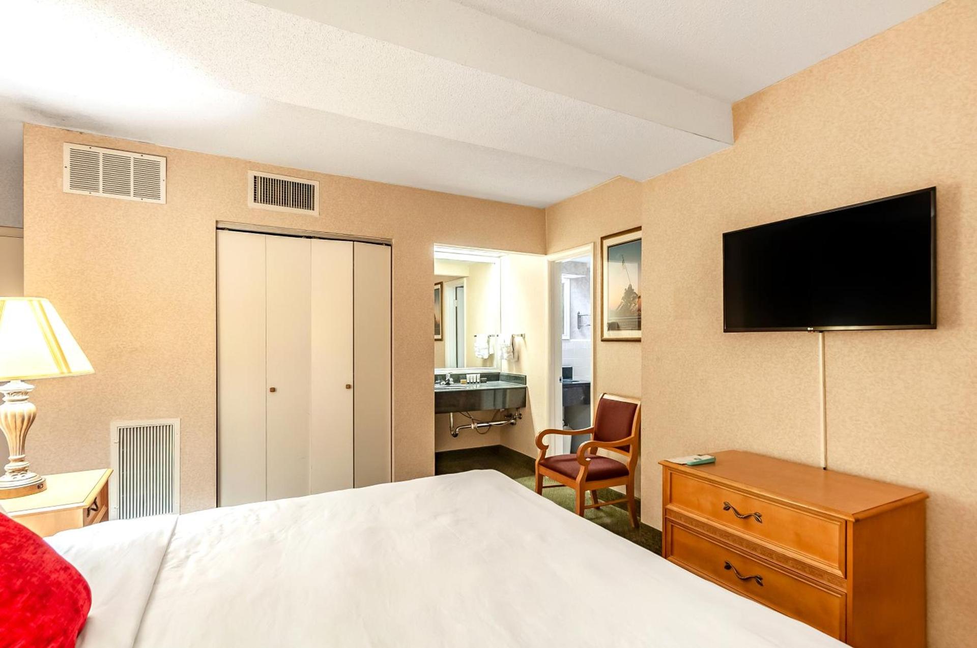 Red Lion Hotel Rosslyn Iwo Jima photo 17