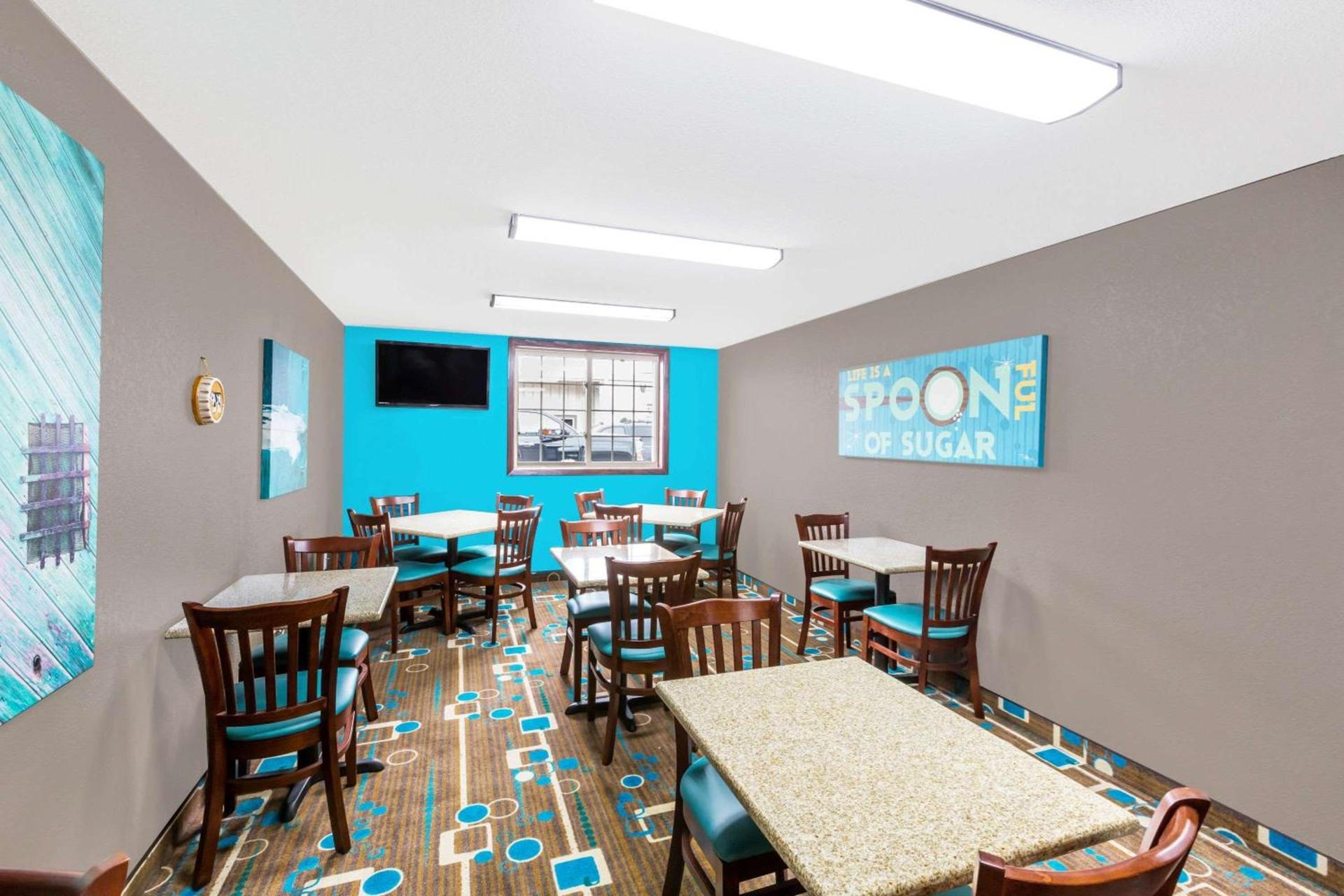 Super 8 by Wyndham Spencer photo 25