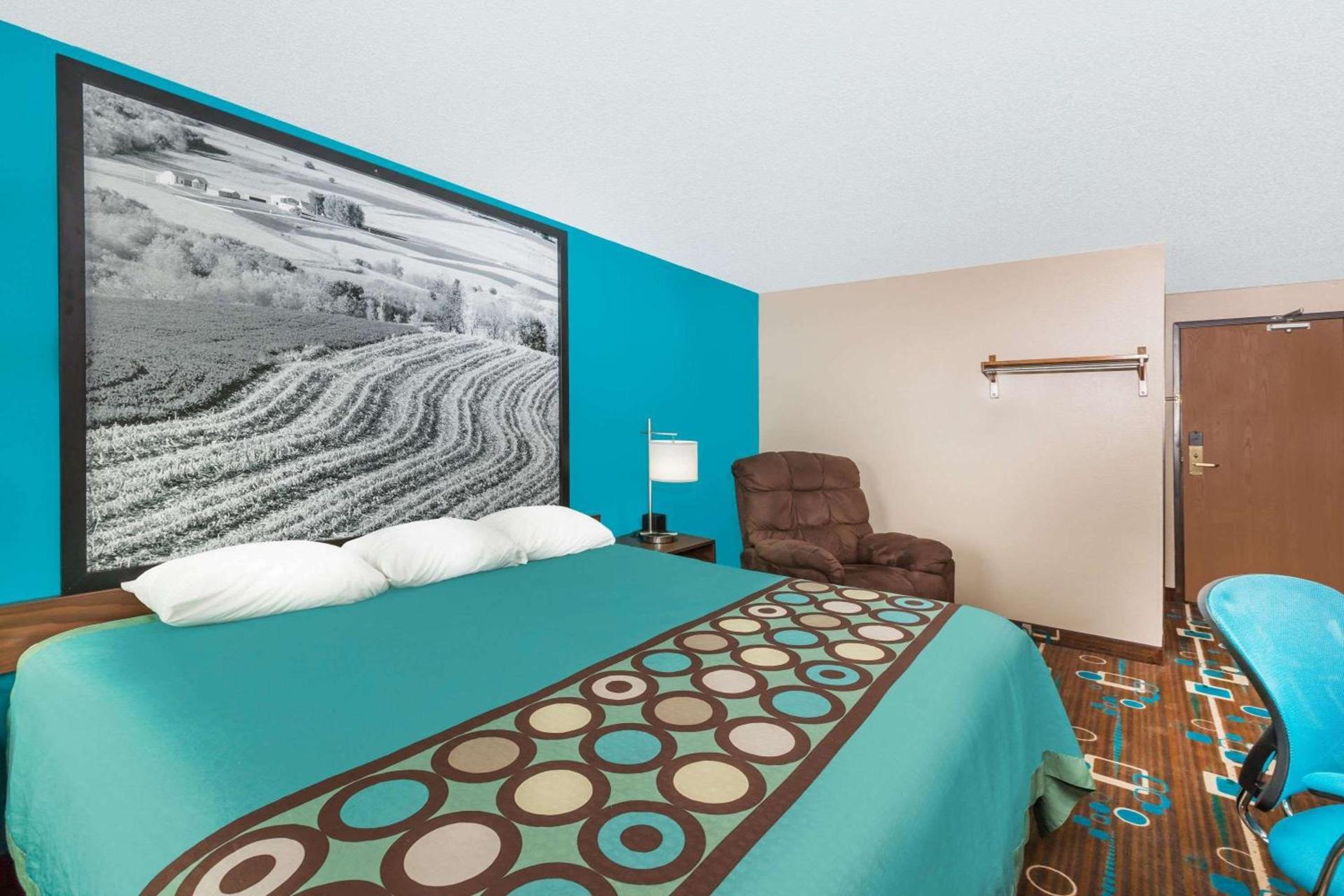 Super 8 by Wyndham Spencer photo 8