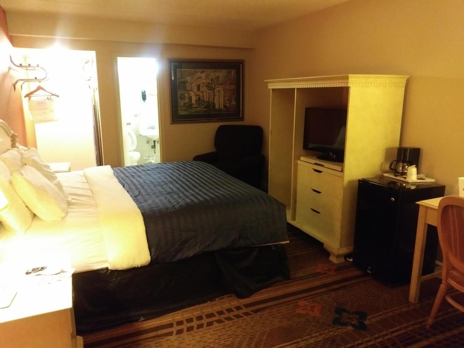 Days Inn by Wyndham Hot Springs photo 9