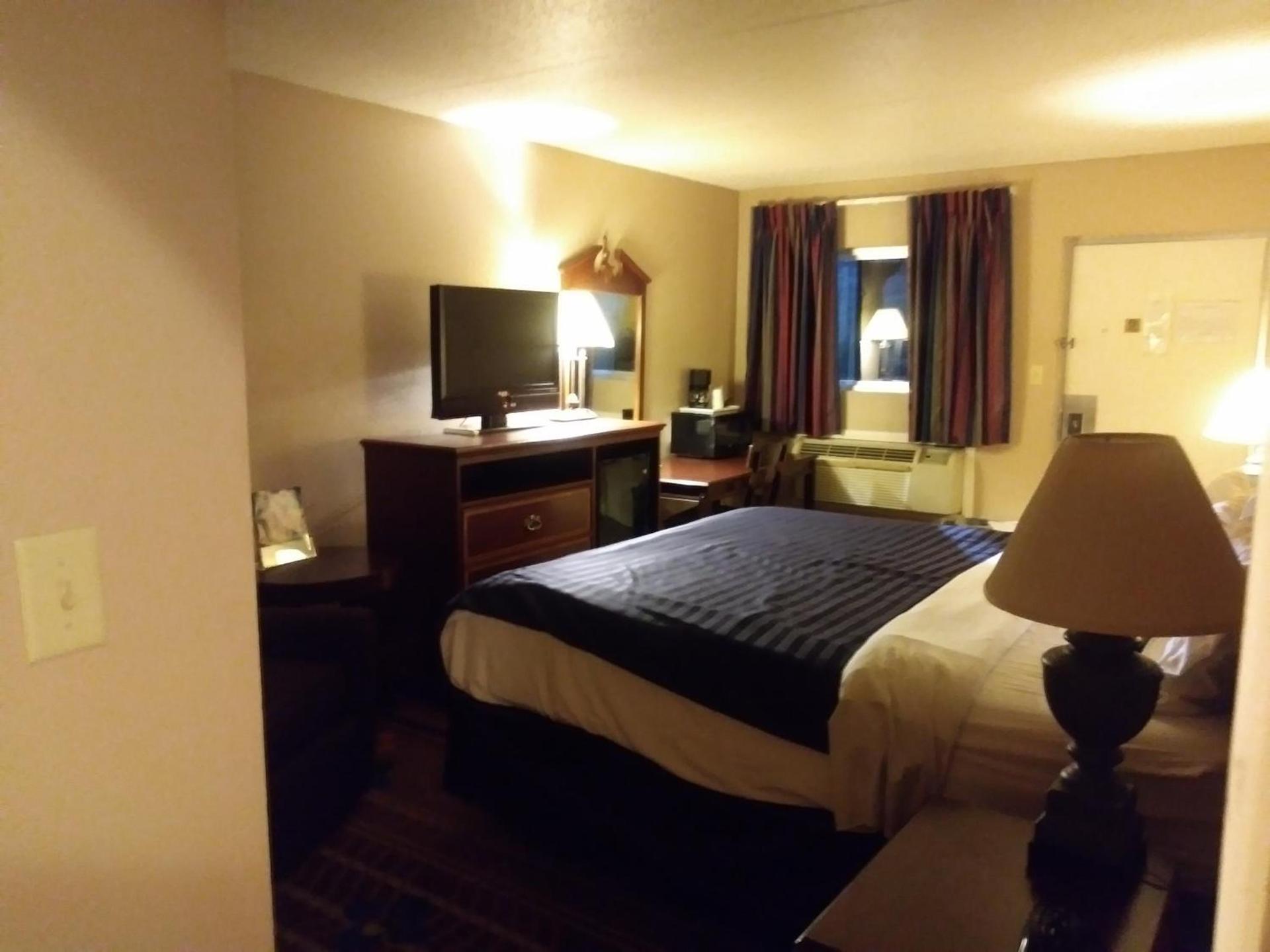 Days Inn by Wyndham Hot Springs photo 7