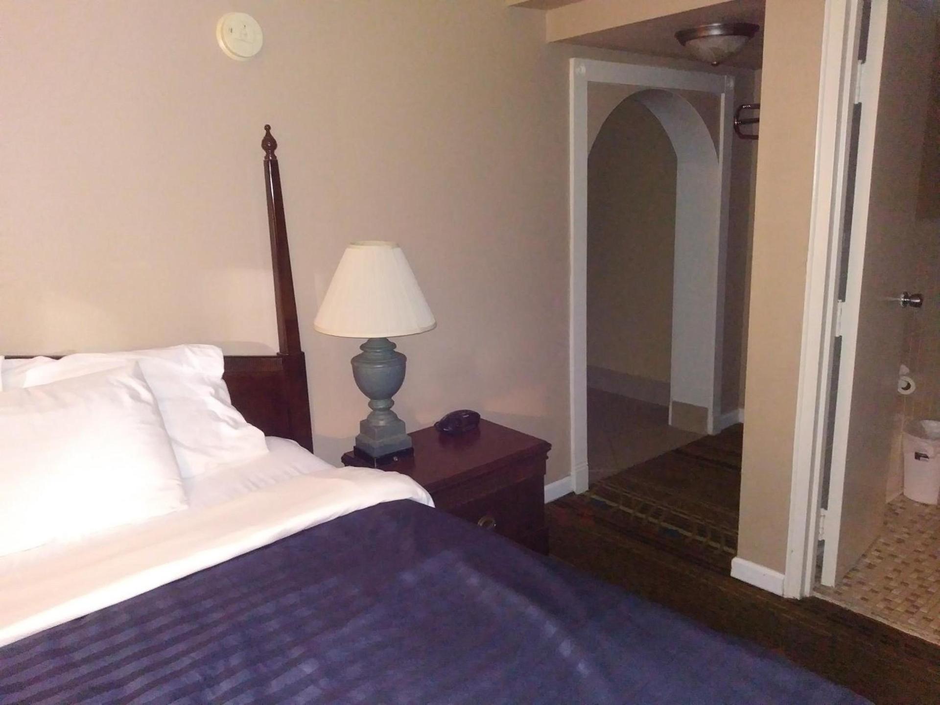 Days Inn by Wyndham Hot Springs photo 14