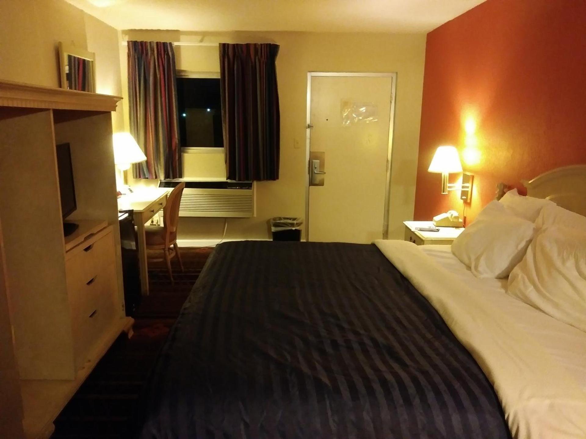Days Inn by Wyndham Hot Springs photo 13